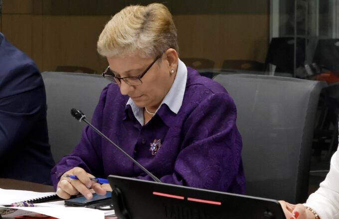 12/09/2023. Asamblea Legislativa, San José. Hora: 07:00 p.m. Comparecencia de la ministra de Educación, Anna Katharina Müller (de morado), en la Comisión de Educación de la Asamblea Legislativa. Müller compareció acompañada del viceministro Académico, Melvin Chaves, y de Astrid Fishel, miembro del Consejo Superior de Educación. Fotos: Mayela López