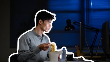 Trabajar de noche y comer mal: cómo la crononutrición impacta su salud (y qué hacer)