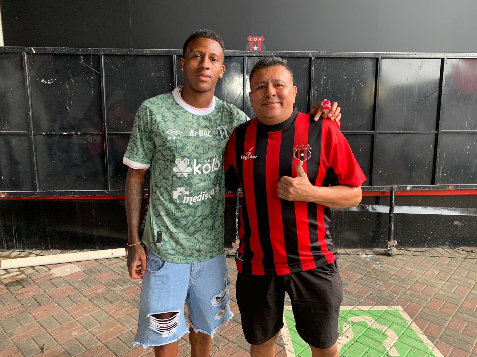 Josimar Alcócer no perdió tiempo y de una vez se puso la camiseta de Alajuelense.