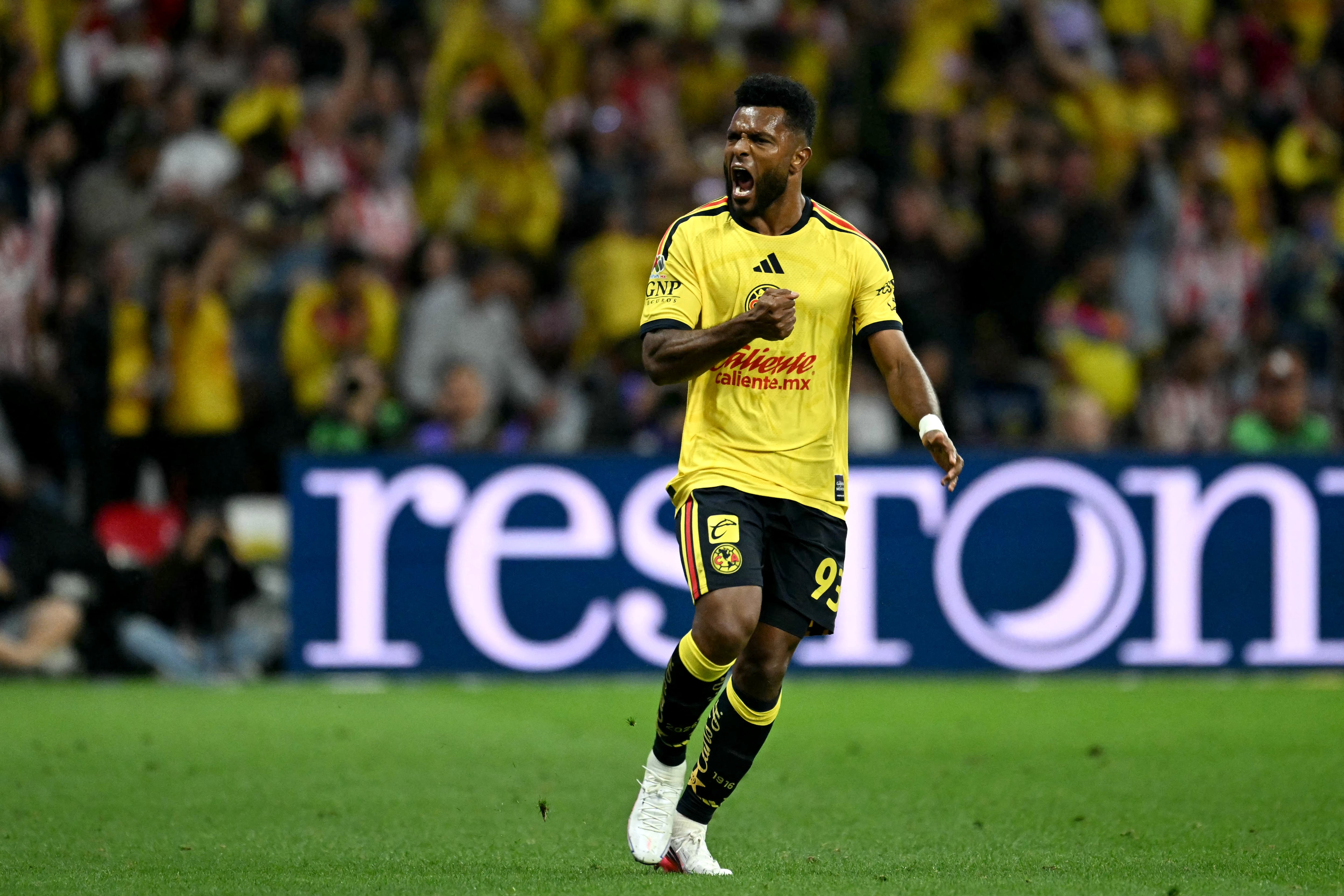 El delantero colombiano Miguel Borja celebra un gol con el América en el clásico ante Chivas del pasado 19 de setiembre. Ese apellido y ese equipo remiten al Chavo del Ocho.