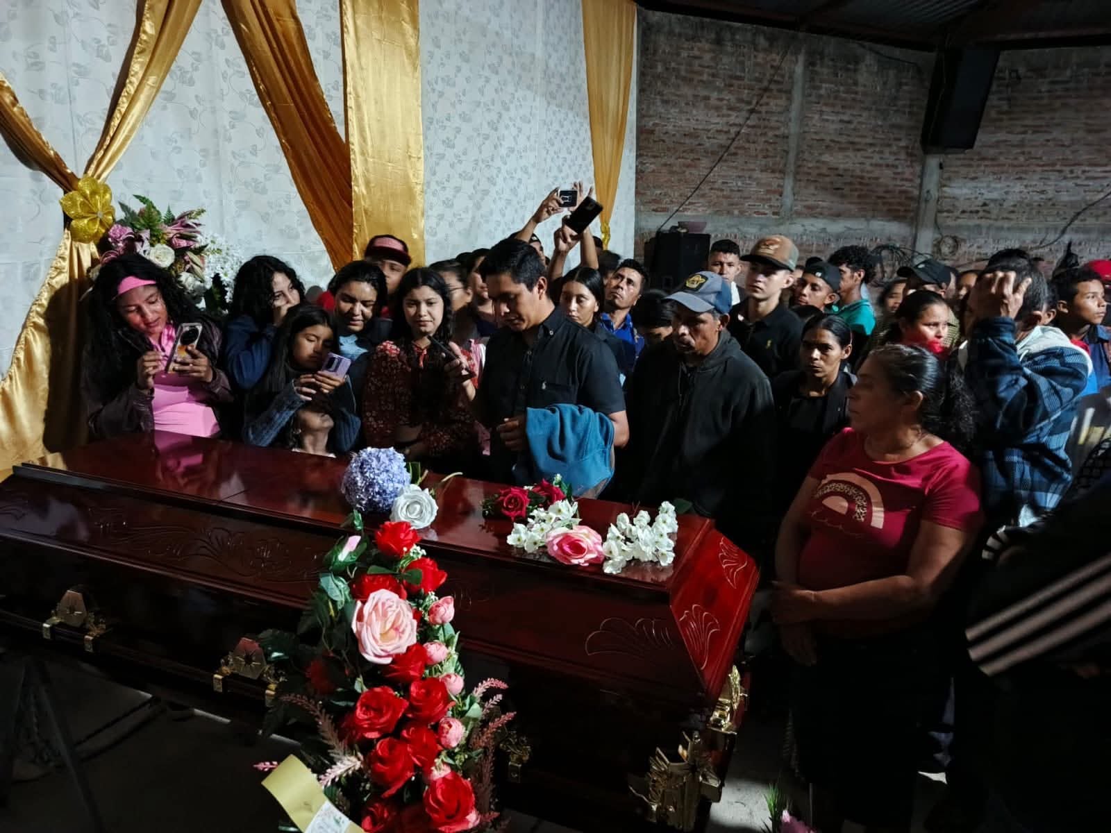 En la vela estuvieron presentes autoridades, familiares y amigos de Juneiysis Merlo.