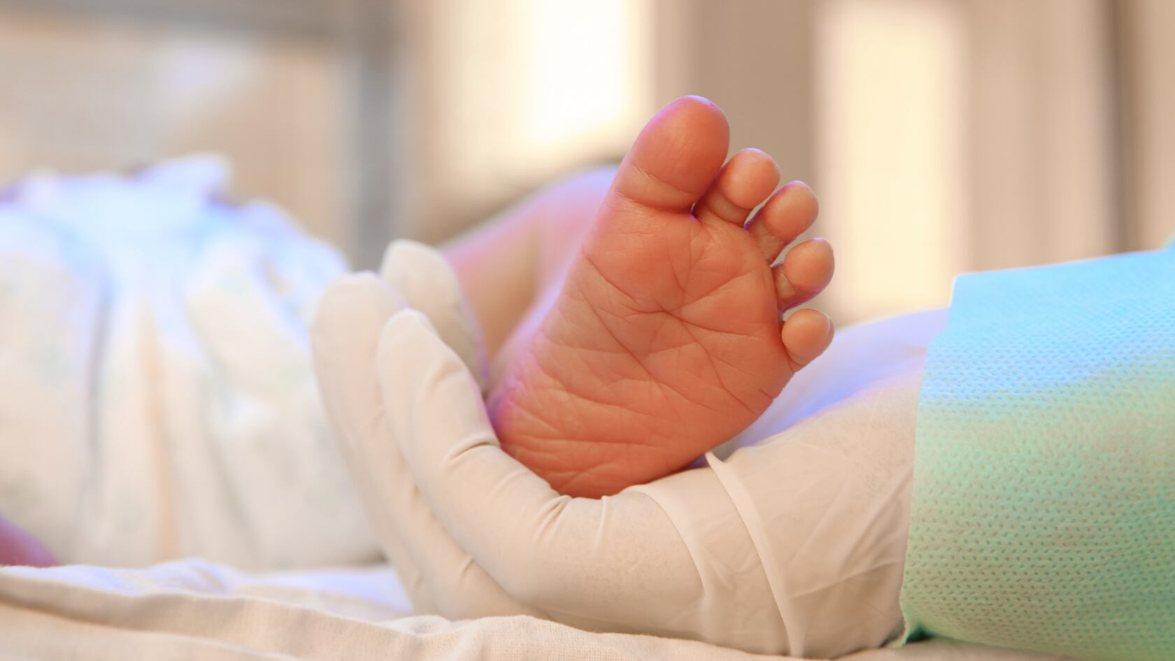 El juez priorizó la salud del bebé ante la negativa de los padres a aceptar transfusiones por motivos religiosos.