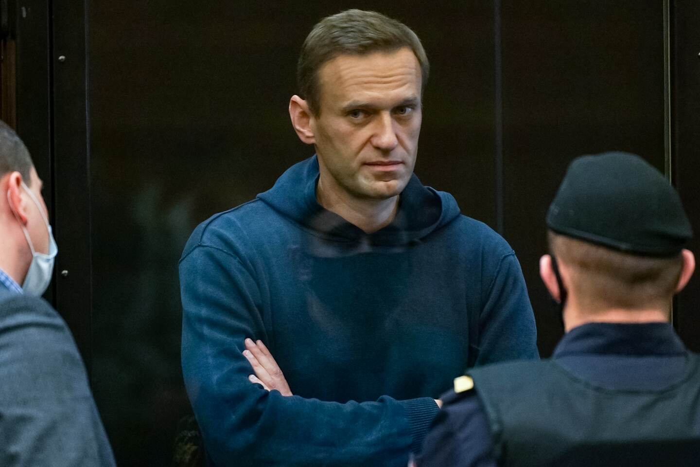 TOPSHOT - Russian opposition leader Alexei Navalny, charged with violating the terms of a 2014 suspended sentence for embezzlement, stands inside a glass cell during a court hearing in Moscow on February 2, 2021. (Photo by Handout / Moscow City Court press service / AFP) / RESTRICTED TO EDITORIAL USE - MANDATORY CREDIT "AFP PHOTO / Moscow City Court press service / handout" - NO MARKETING - NO ADVERTISING CAMPAIGNS - DISTRIBUTED AS A SERVICE TO CLIENTS