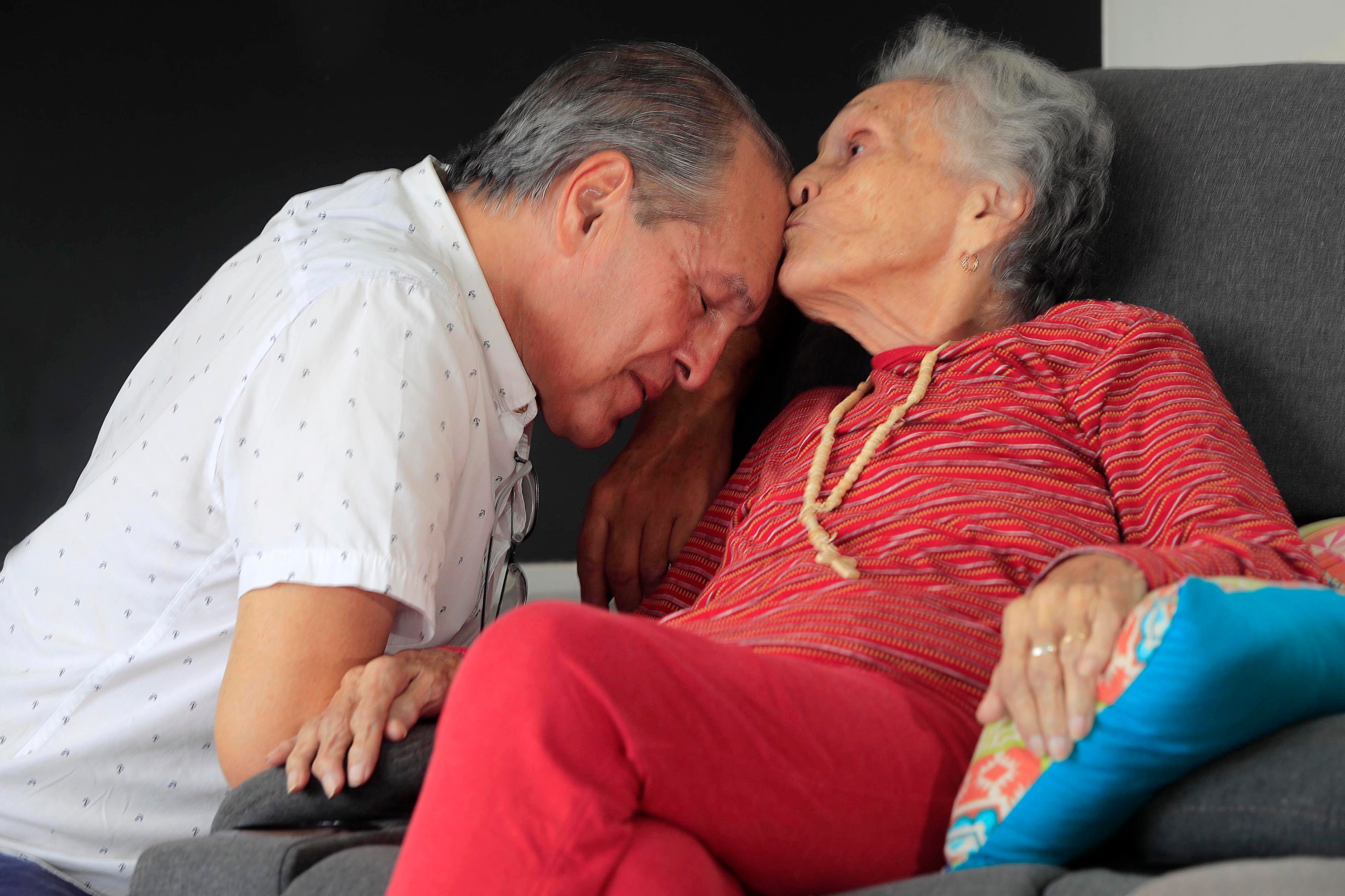 12/01/2024 Puriscal. El locutor, actor y abogado Gustavo Rojas Antillón, mostró su faceta de buen hijo. El junto a sus hermanas Lorena y Kattia (de blusa negra) compartieron el momento familiar atendiendo a su madre, doña María Isabel Antillón Montealegre. Foto: Rafael Pacheco Granados