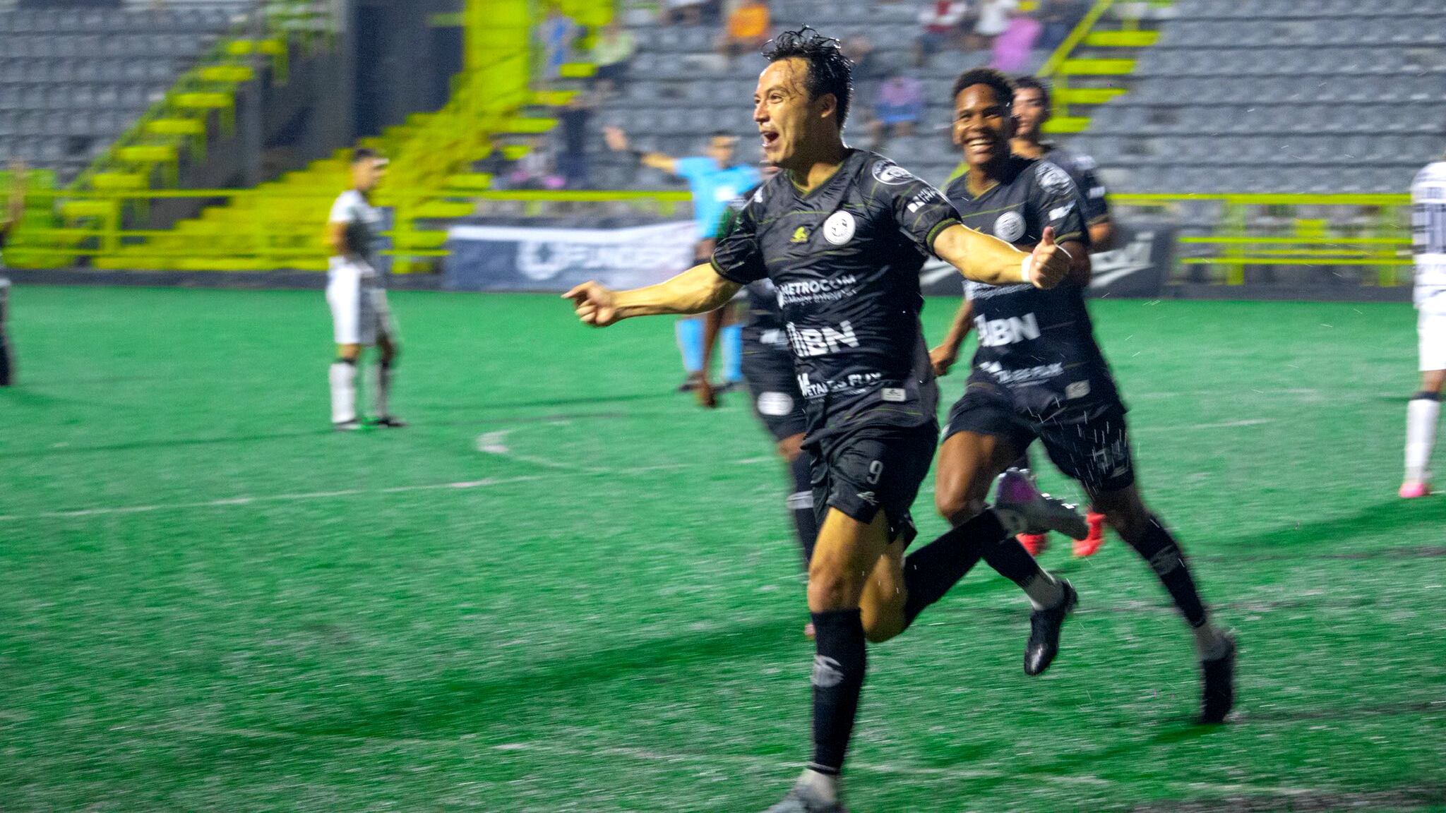 Sporting apaleo a Liberia 3-0. Erick el Cubo Torres marco el segundo gol de su equipo.