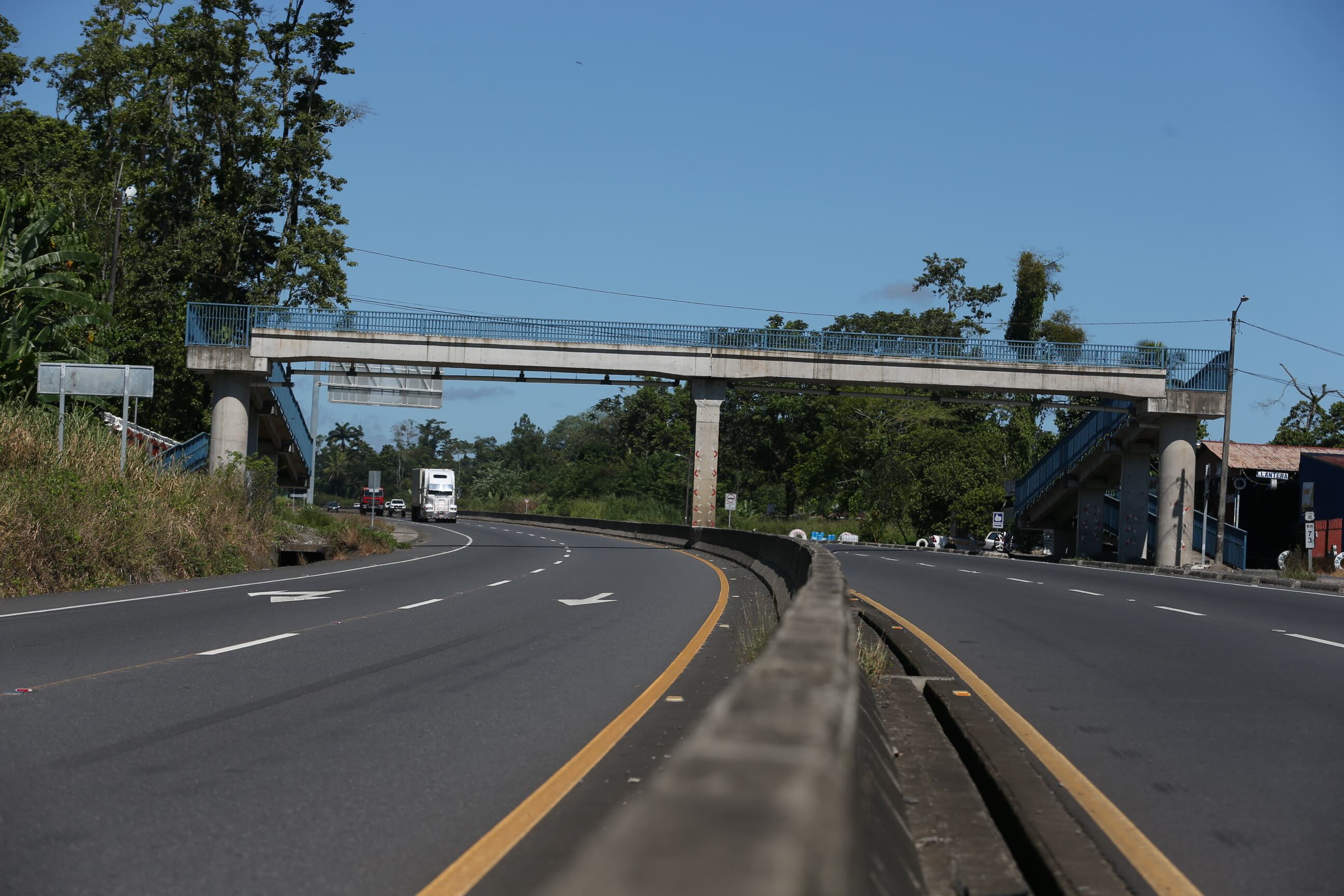 28/08/2024/ Obras ruta 32 / Siquirres / falta puentes peatonales / foto John Durán