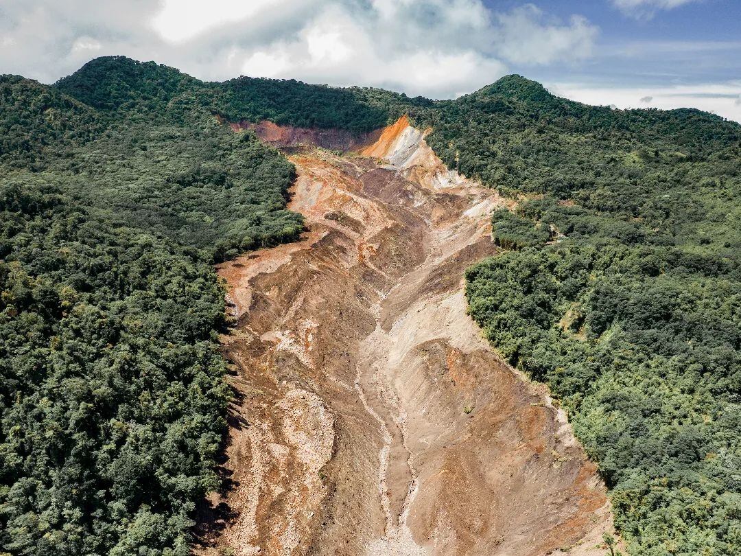 Una gama de colores se nota en la corona del deslizamiento debido a viejas fumarolas que existieron en el sitio y transformaron rocas en arcilla. Foto: Cortesía.