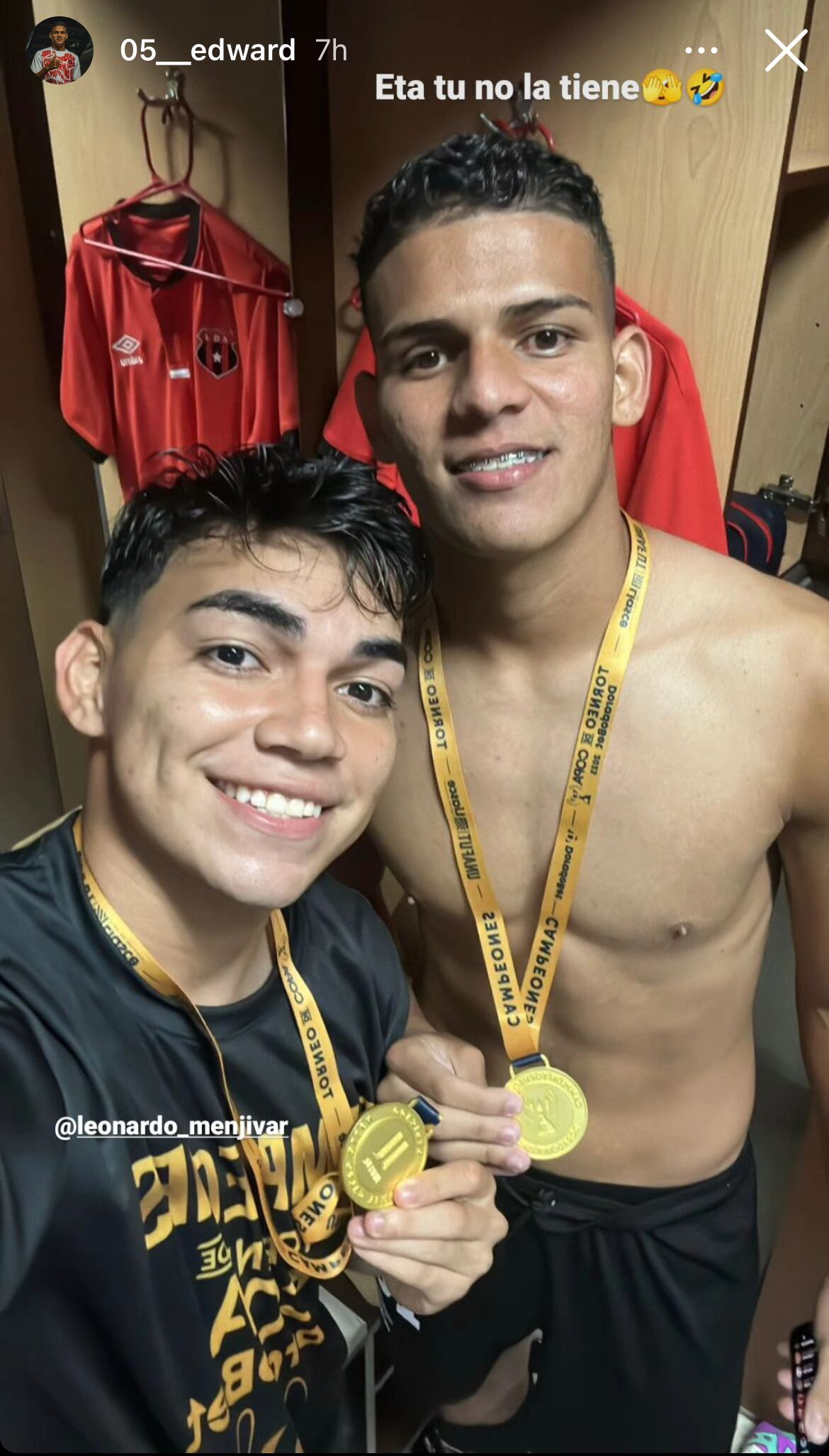 Leonardo Menjívar y Edward Cedeño posaron con su medalla de campeones del Torneo de Copa.