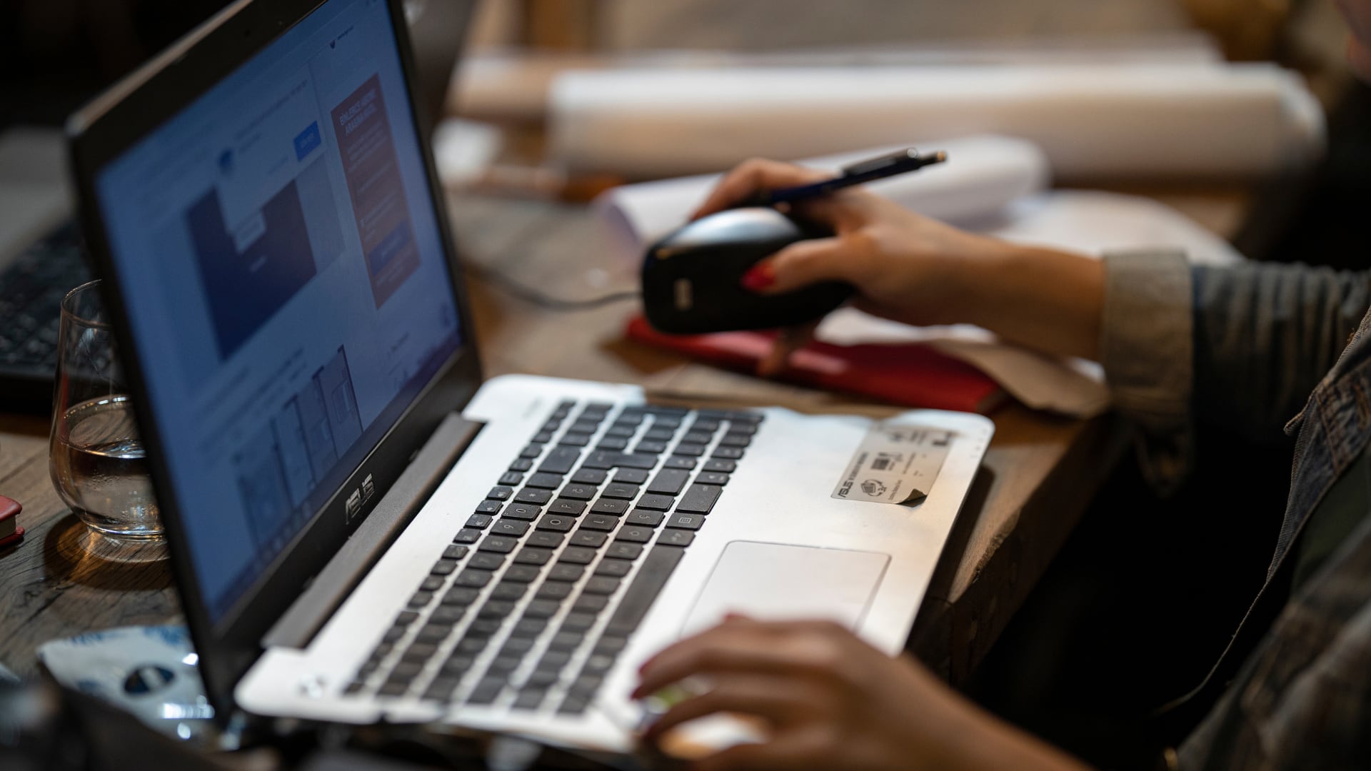 En 2026 la RAM es clave al comprar computadora: 8 GB ya aprieta, 16 GB es el estándar y 32 GB se reserva para gaming y trabajos creativos.