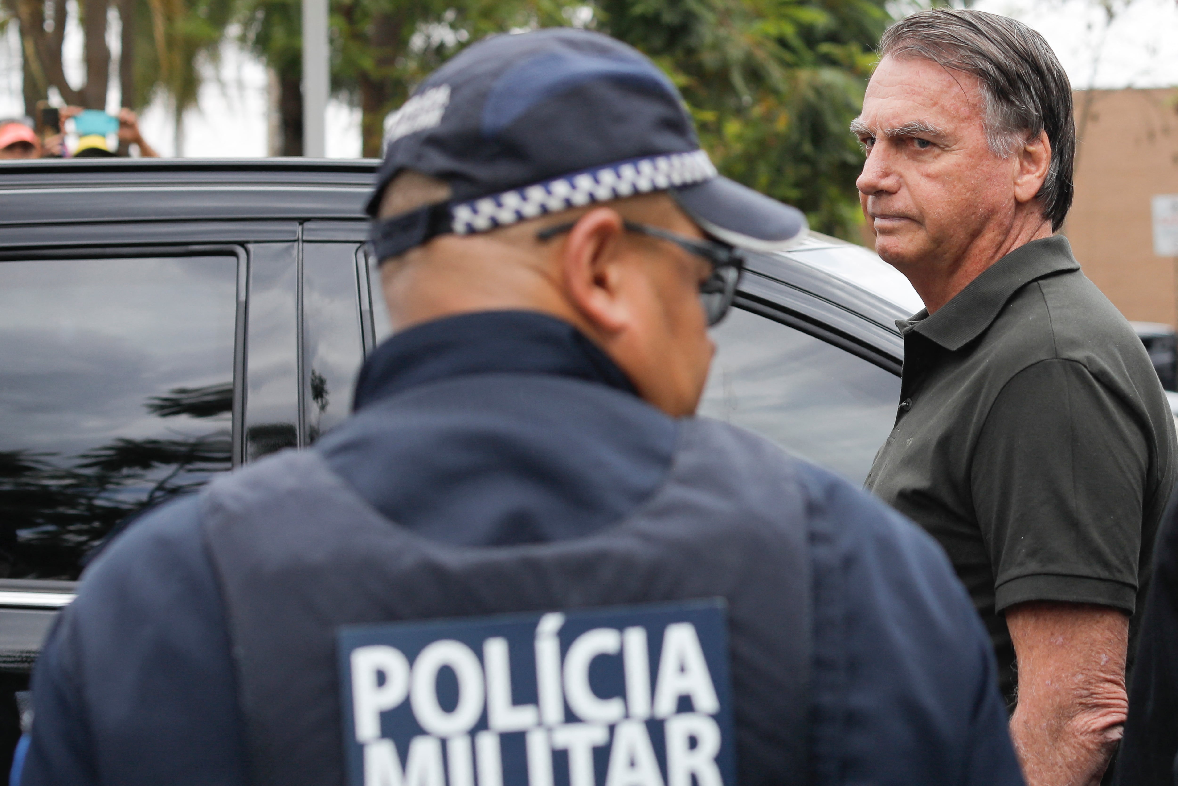 El expresidente brasileño (2019-2022) Jair Bolsonaro a su salida del hospital DF Star de Brasilia el domingo 14 de septiembre, tras someterse a una serie de exámenes médicos, mientras permanece bajo arresto domiciliario. Fotografía:
