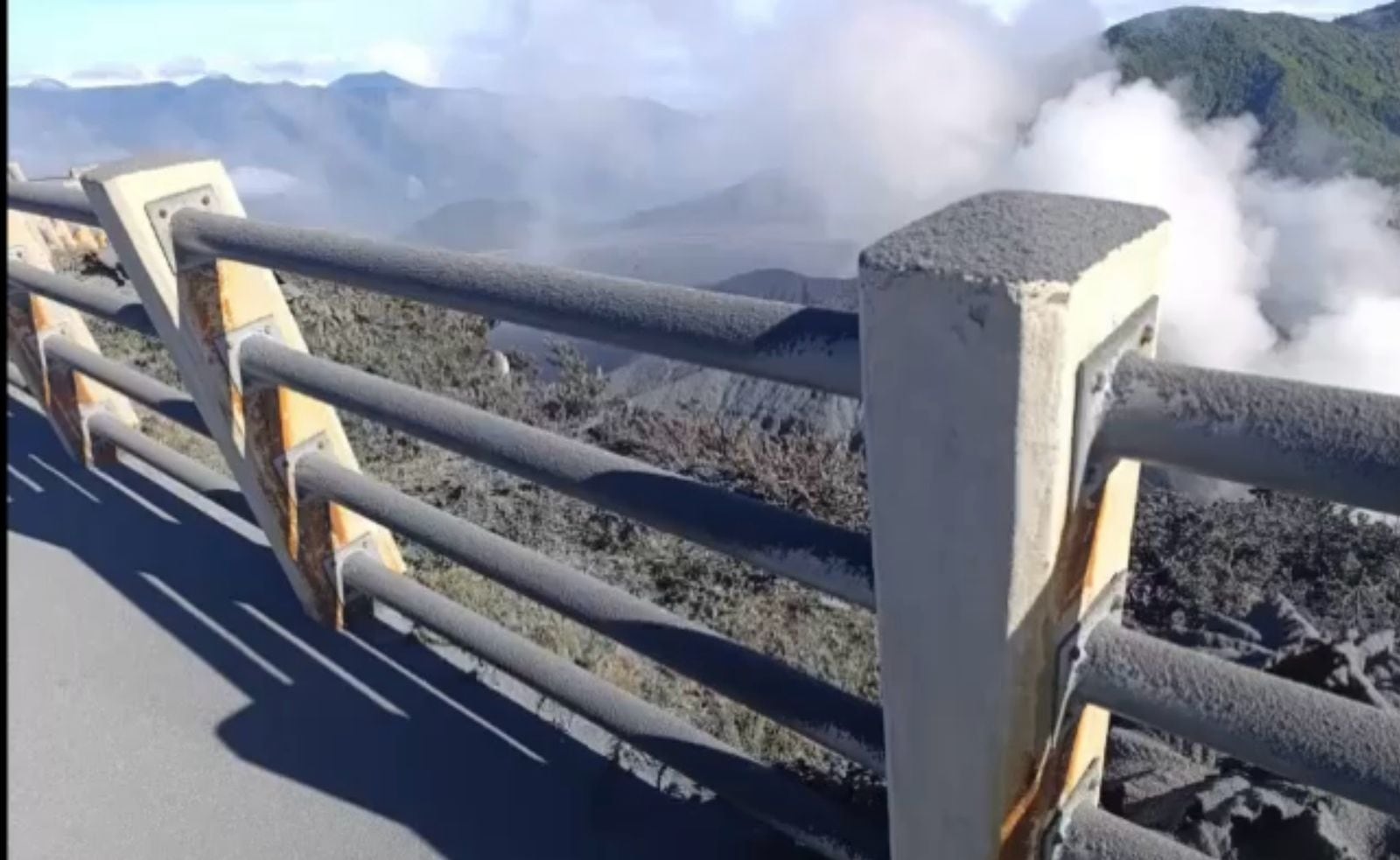 Al fondo de la imagen se observa la fumarola del volcán, que registró la noche del sábado la erupción más importante desde enero.