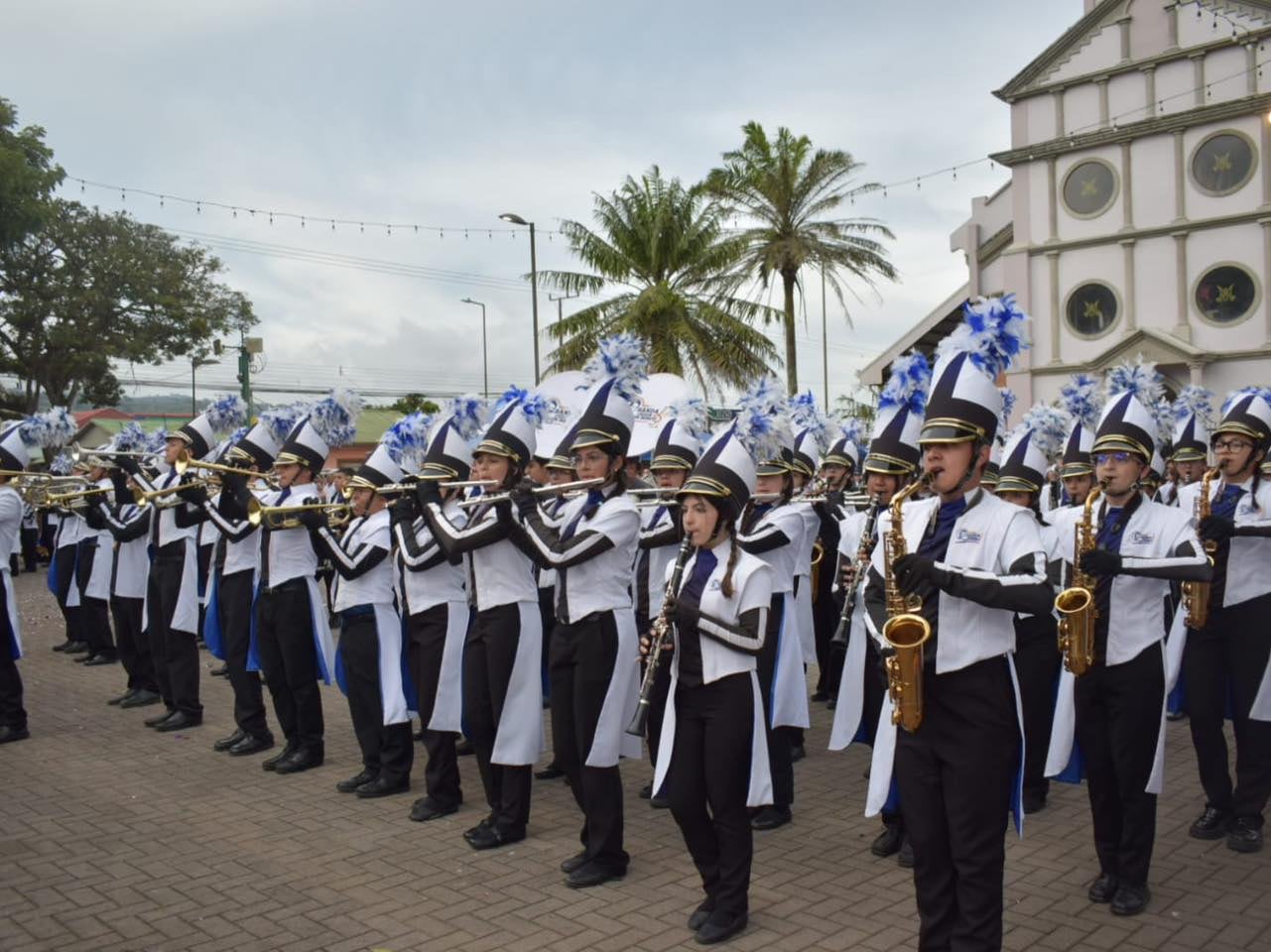 Una banda estudiantil tocando sus instrumentos.