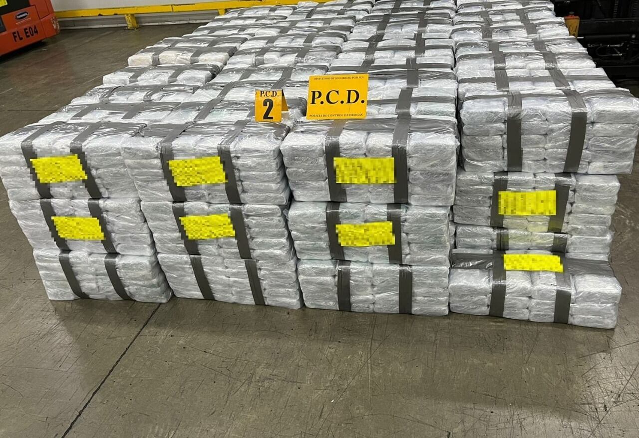 Un trailero guatemalteco conducía el furgón con una carga de caucho, procedente de México, donde estaba la marihuana cuyo costo en nuestro país es de ₡9.500 millones. Foto: Cortesía MSP.