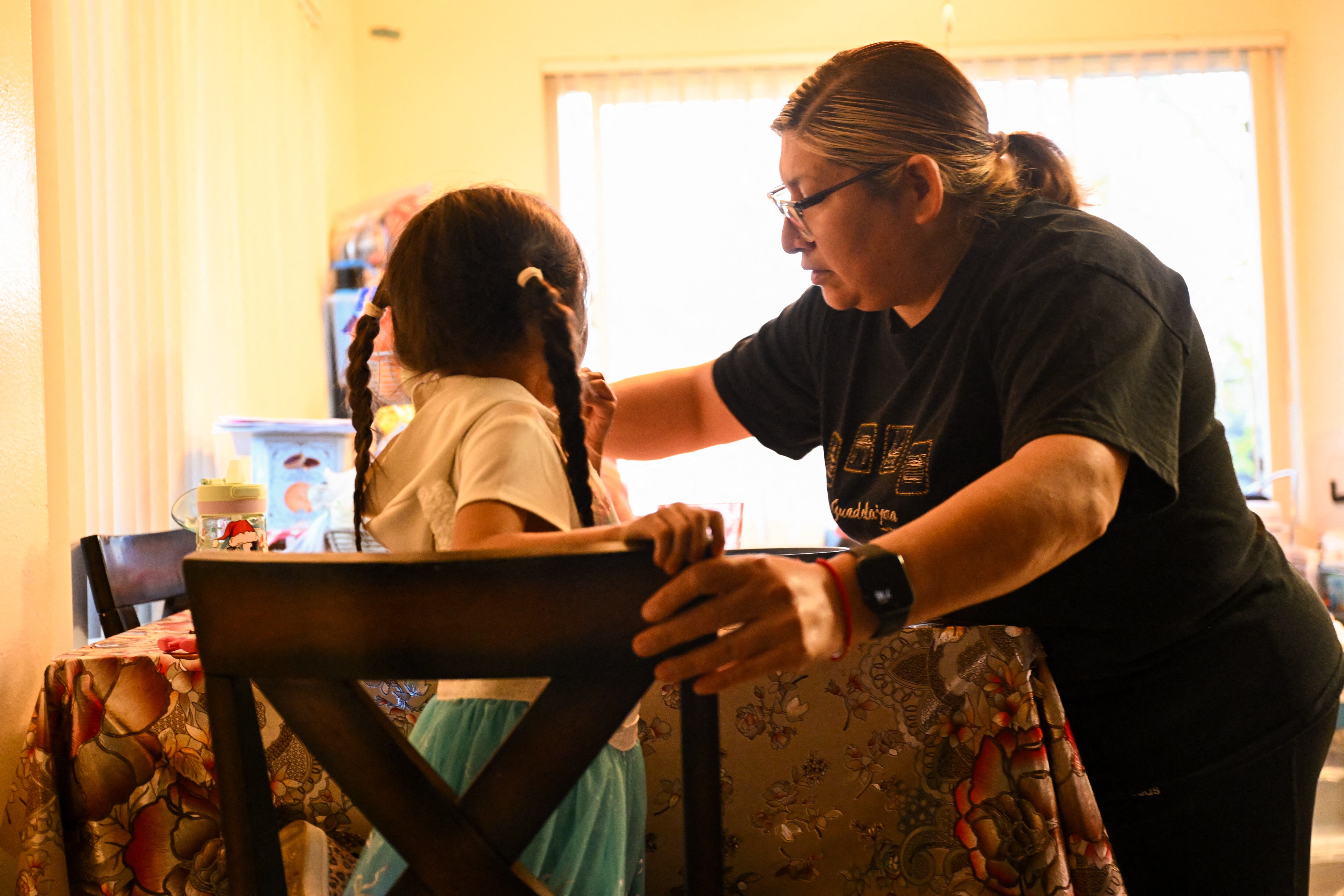 Rosalba Hernández, una inmigrante indocumentada de México, sirve la cena a su hija estadounidense de 4 años en su casa de San Diego, California, el pasado 23 de abril. Fotografía: