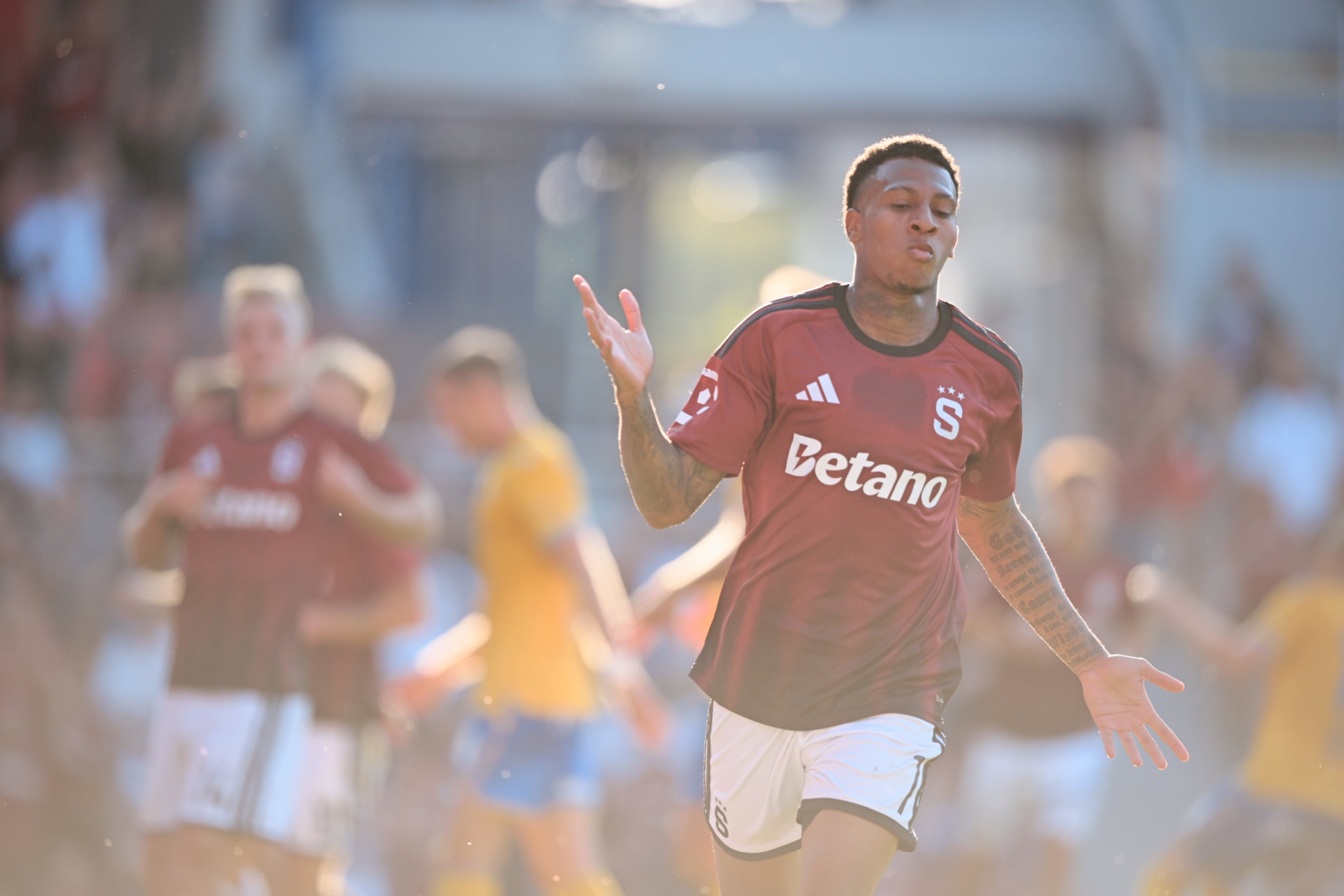 Jossimar Alcócer luego de su segundo gol con el Sparta Praha