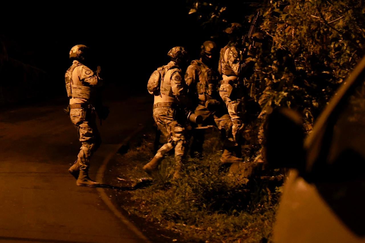 Además del apoyo de los agentes del SERT, la Policía Judicial voló un dron para asegurar la vivienda que allanaron en El Tambor de Alajuela.