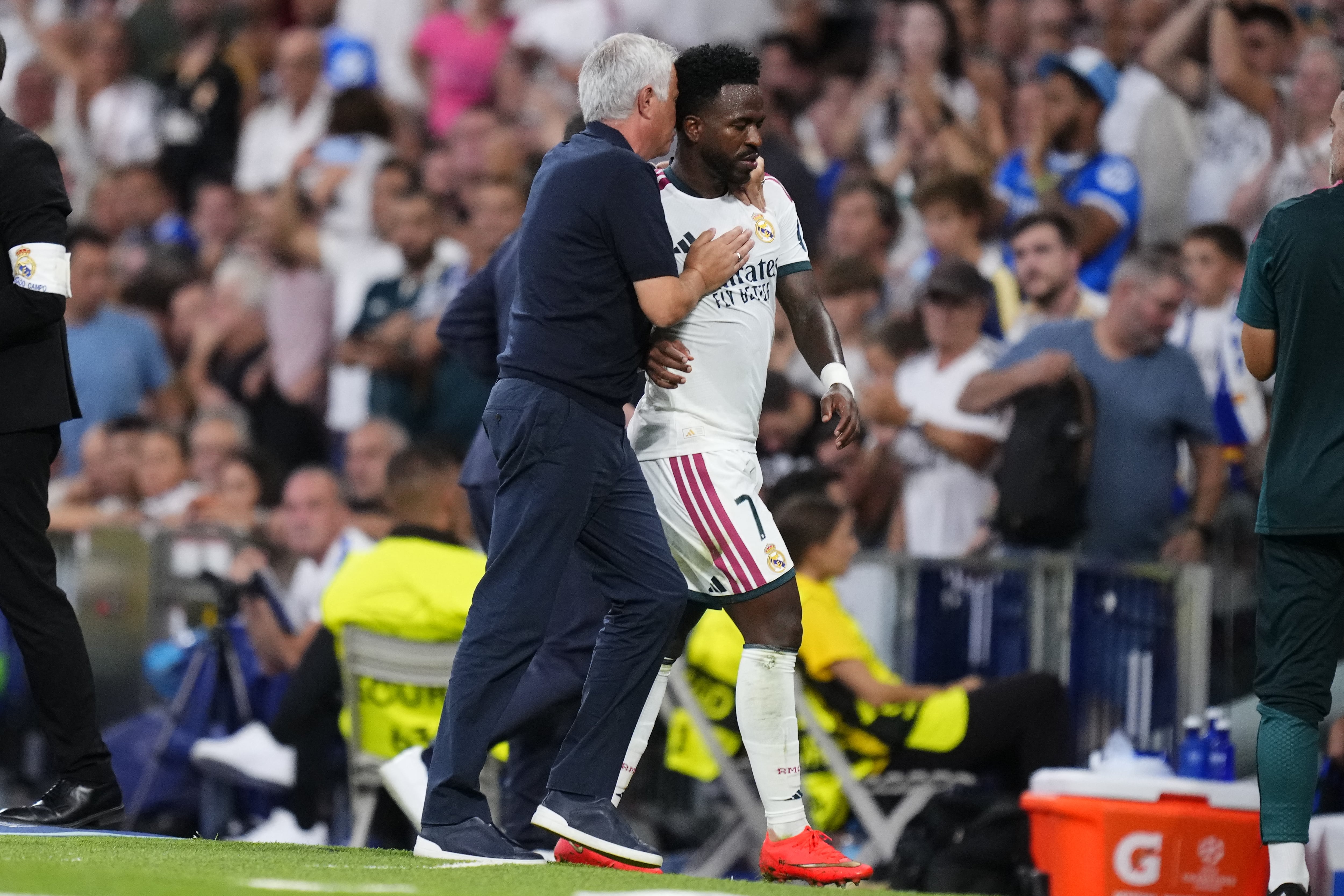 El entrenador José Mourinho habla con Vinícius Jr, quien salió de cambio en el partido entre el Real Madrid y el Inter de Milán en el Santiago Bernabéu, por la Champions.