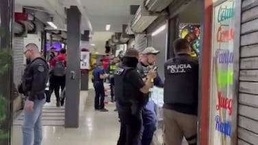 Operativo en compraventas de celulares clausura 12 negocios en San José; descubren droga y un arma