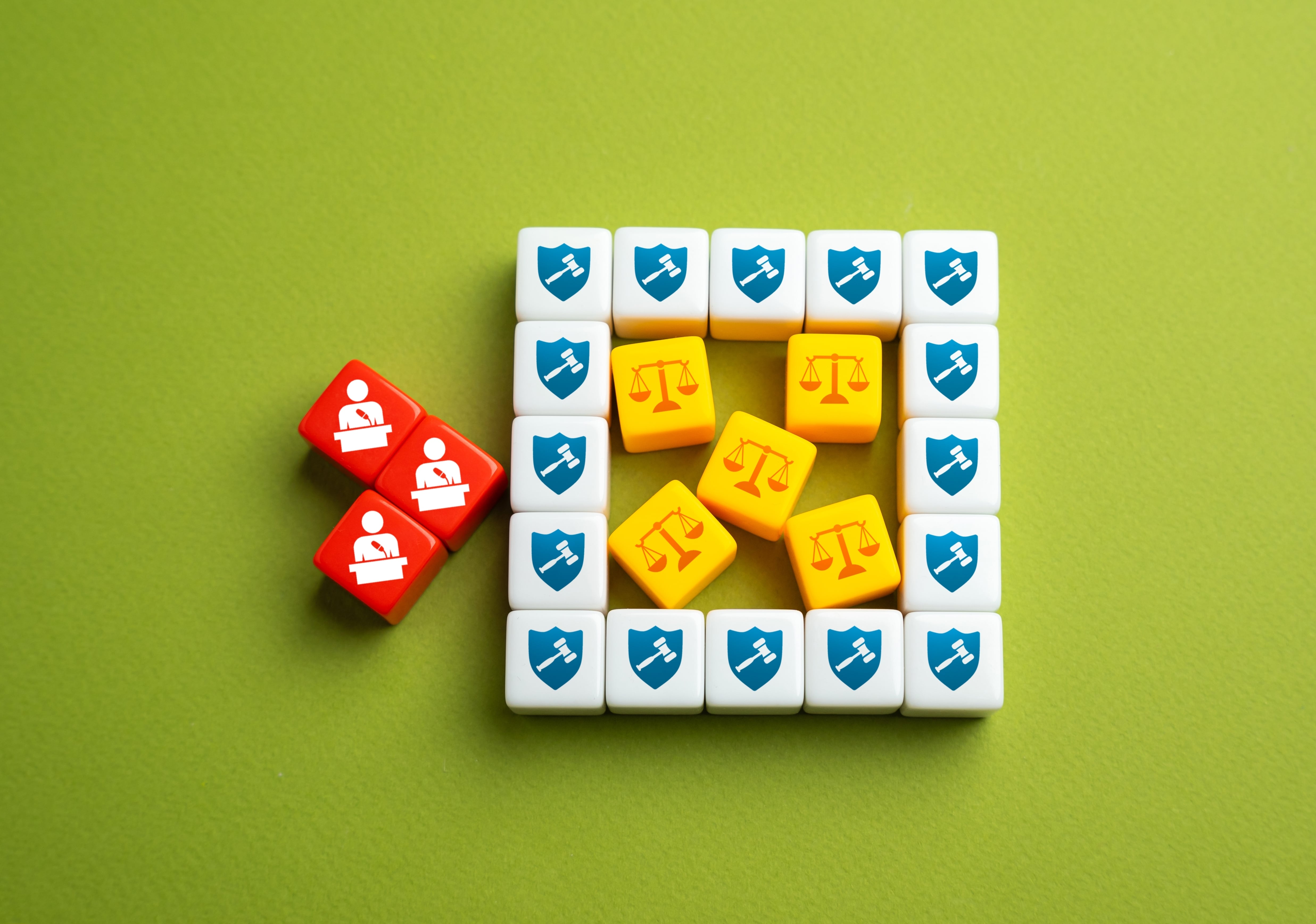 Intentos de los políticos de interferir en las instituciones estatales y los tribunales independientes. La lucha por el poder socava la equidad jurídica. Democracia en riesgo, amenazas a la democracia