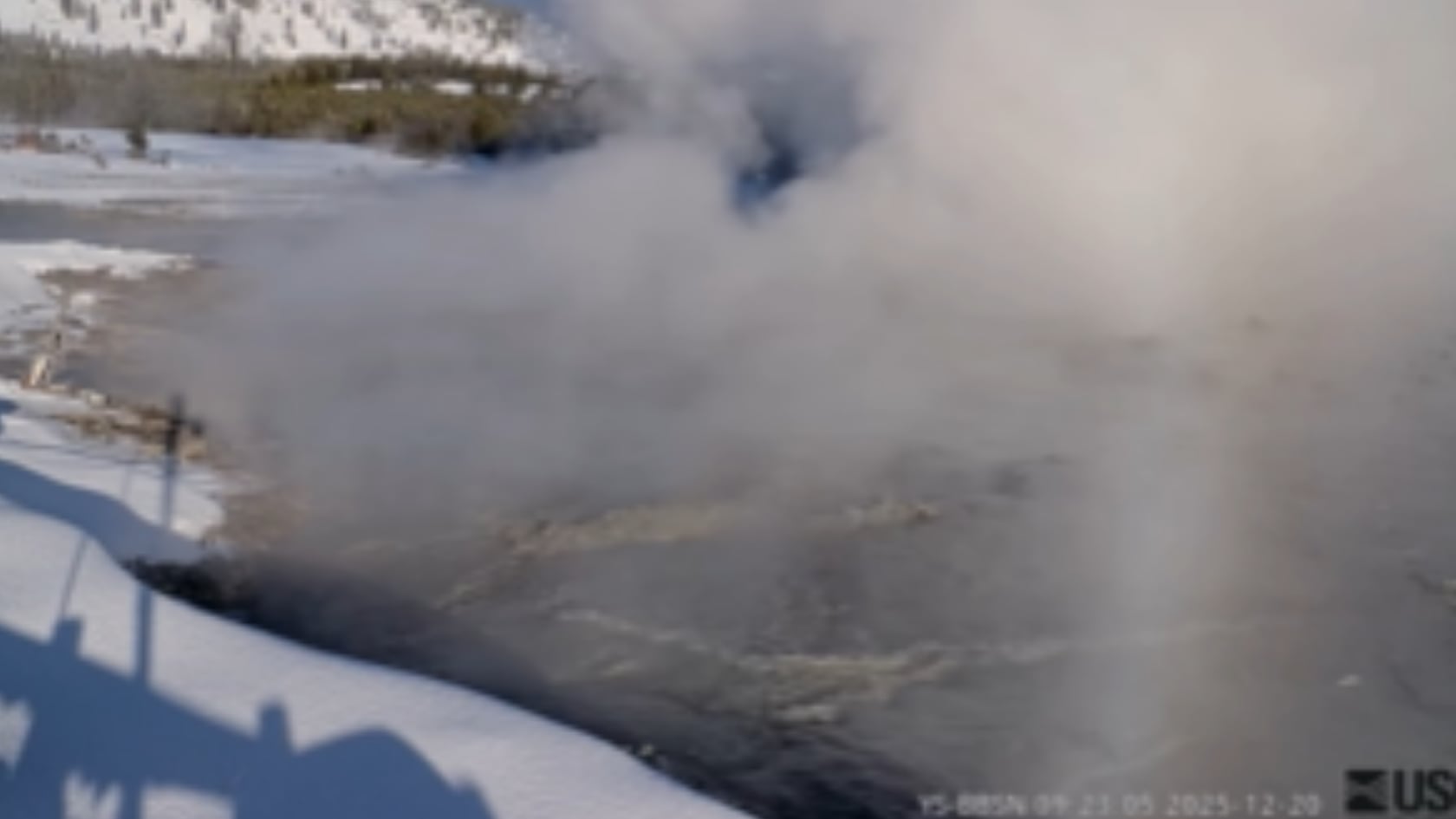 Una cámara recién instalada permitió grabar una erupción de lama en Yellowstone. El evento ocurrió en una zona restringida y no implicó peligro mayor.