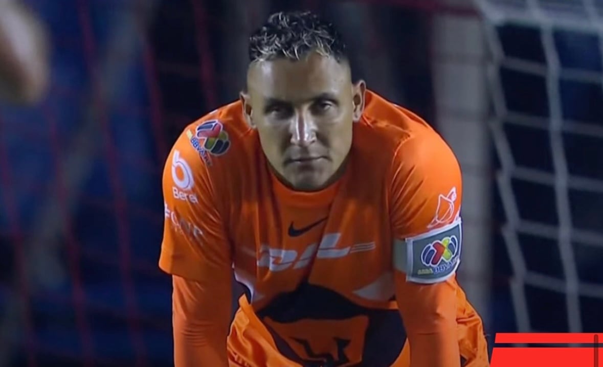Keylor Navas no podía creer lo que estaba pasando en el partido entre América y Pumas.