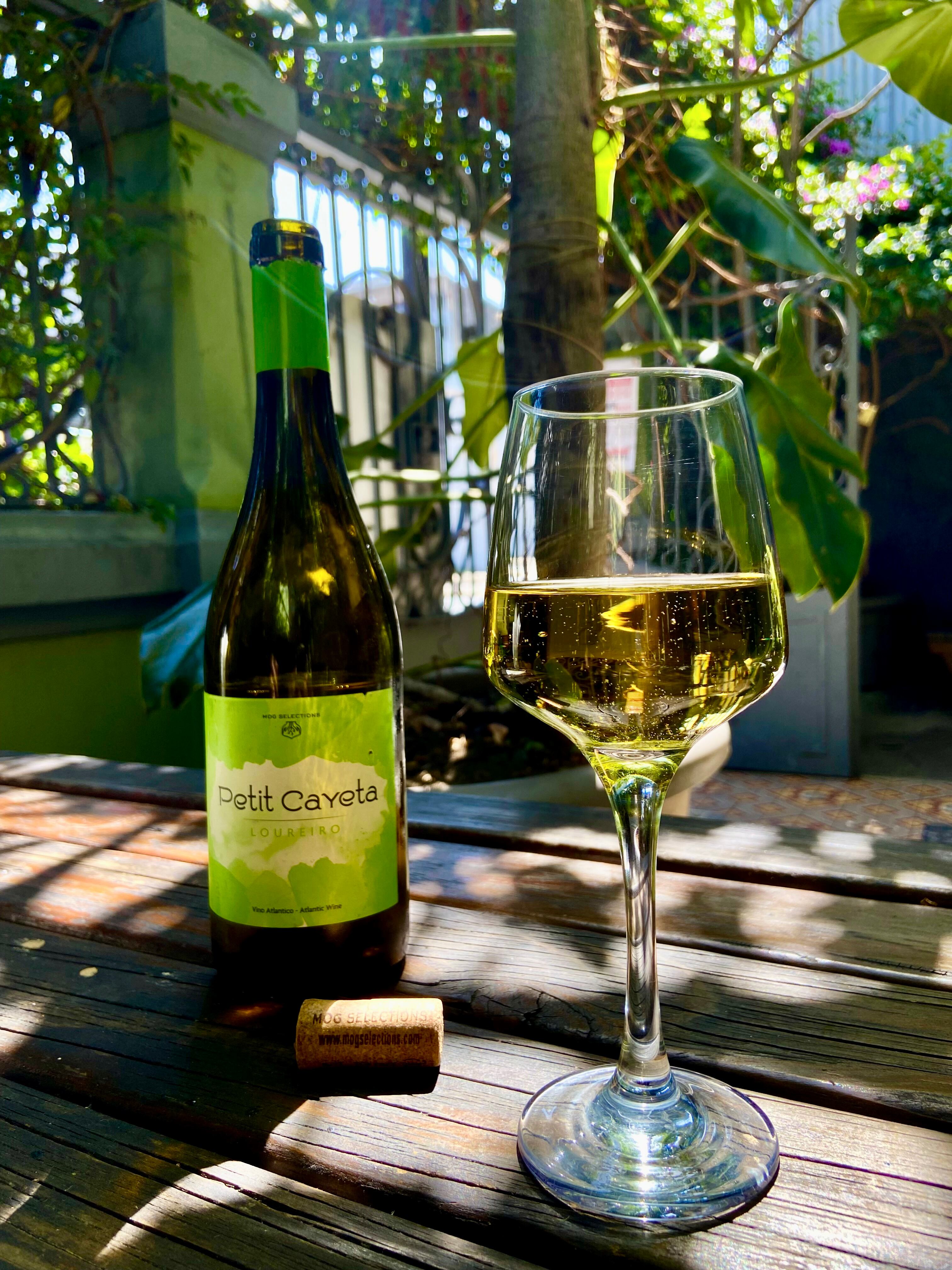 Café Rojo ofrece vinos ibéricos y chilenos.