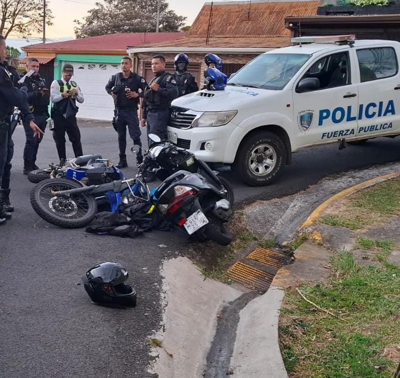 Persecución policial por Heredia termina con choque de patrullas y un detenido.