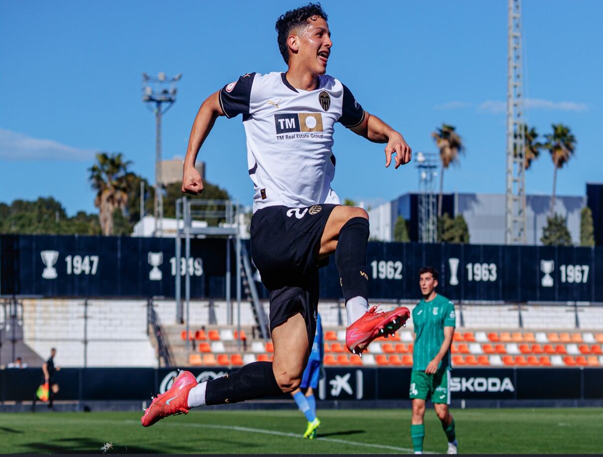 Warren Madrigal marcó un triplete con el Valencia Mestalla.