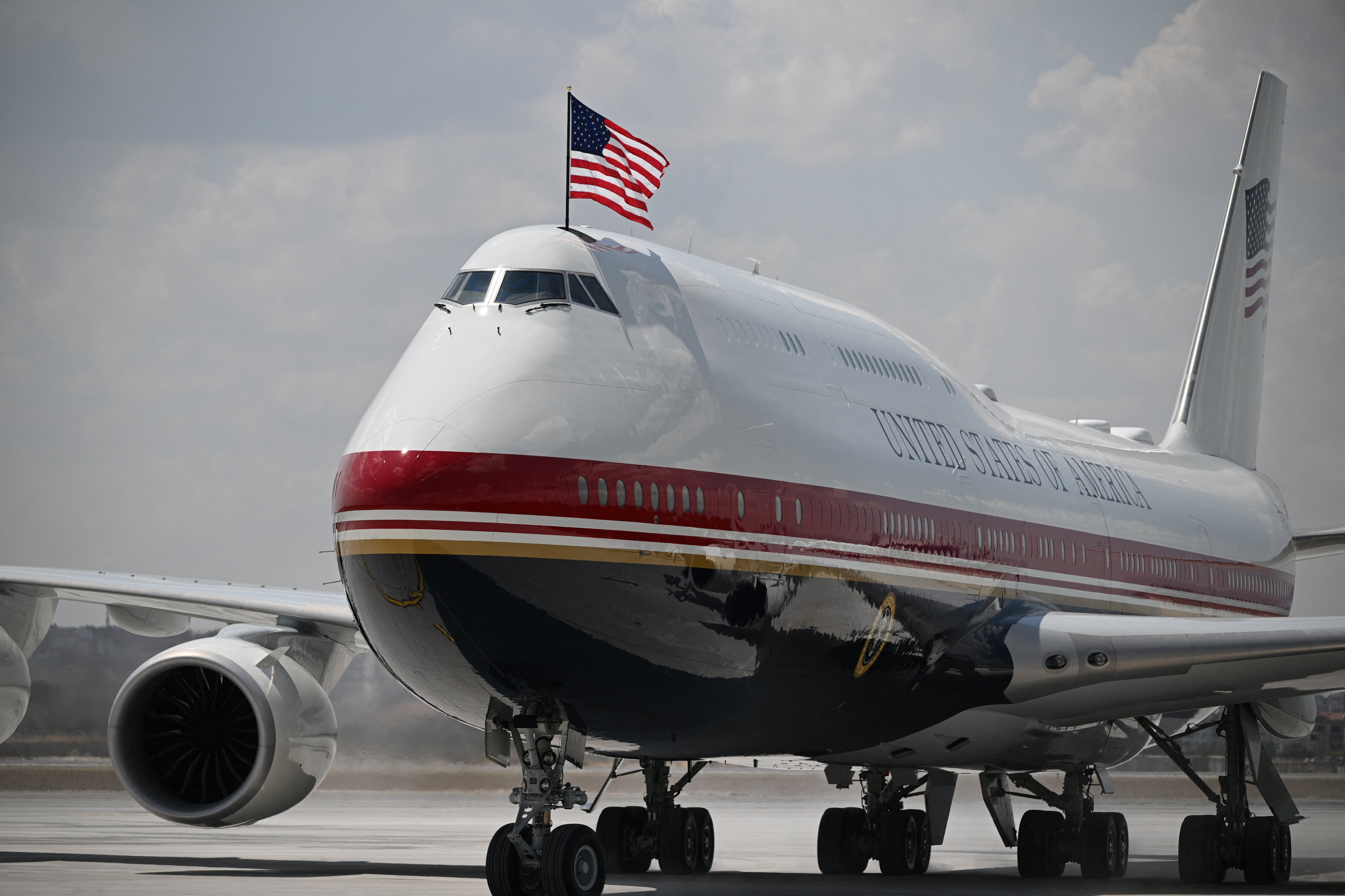 El nuevo VC-25B Bridge Air Force One, que transporta al presidente de Estados Unidos, aterriza en la Base Aérea de Etimesgut, cerca de Ankara, el 7 de julio de 2026, antes de la XXXVI Cumbre de Jefes de Estado y de Gobierno de la OTAN. (Foto: Abdullah Gül / POOL / AFP).