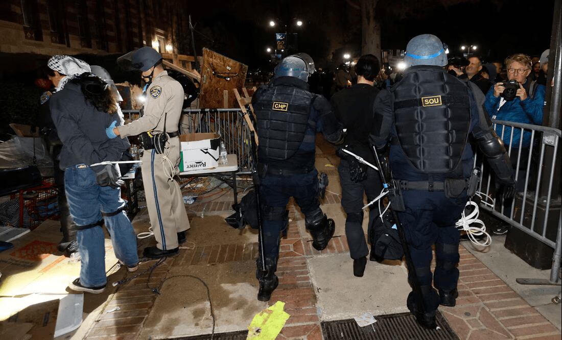 La importante presencia policial en torno a UCLA tiene lugar después que las fuerzas de seguridad fueran criticadas por intervenir tardíamente ante los violentos choques del martes por la noche. Foto: AFP
