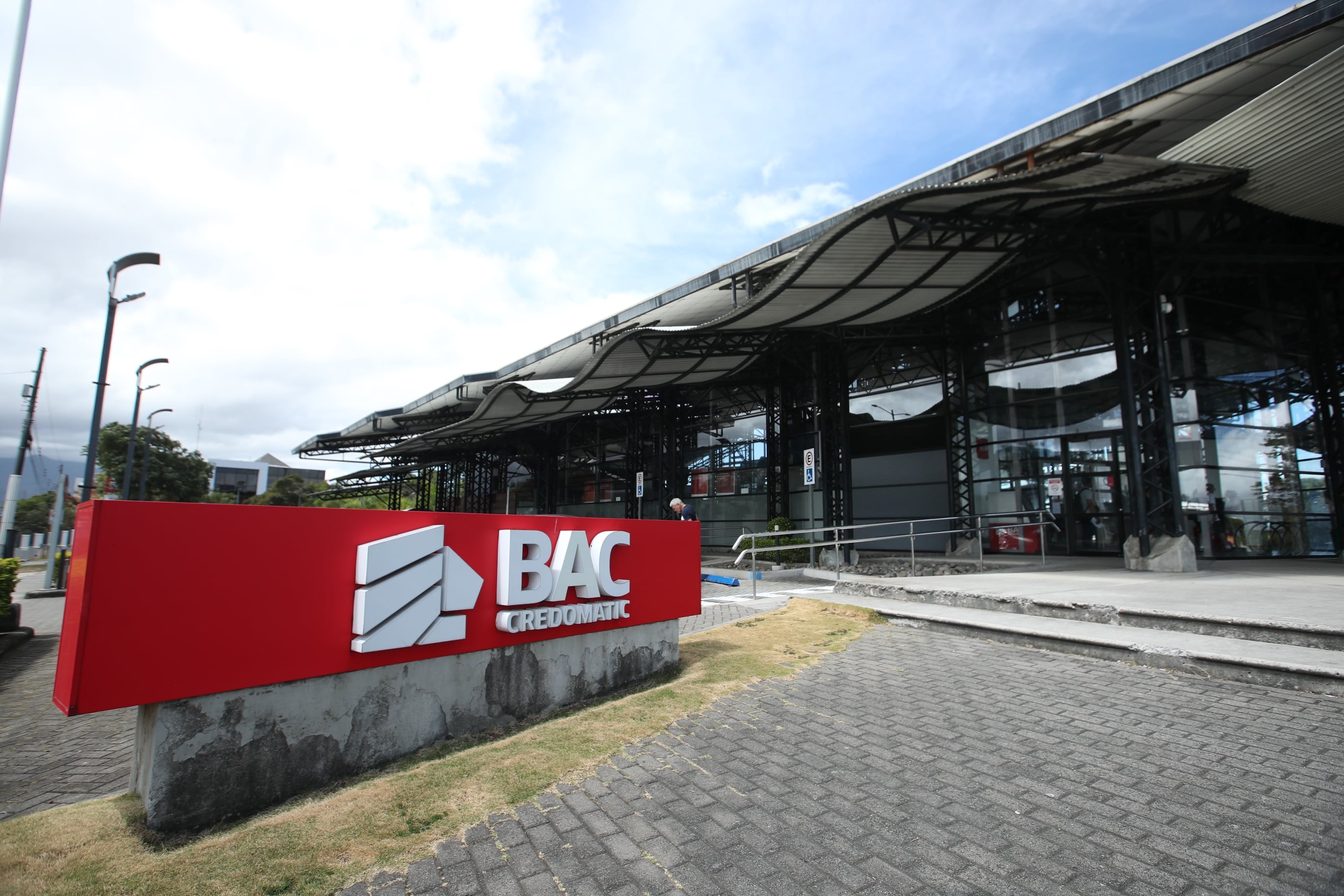 13/02/2024/ recorrido por bancos. Diferentes ángulos de sus fachadas / en la imagen BAC San José de la rotonda de la bandera, imágenes de la sucursal, instalaciones y cajeros / Foto John Durán