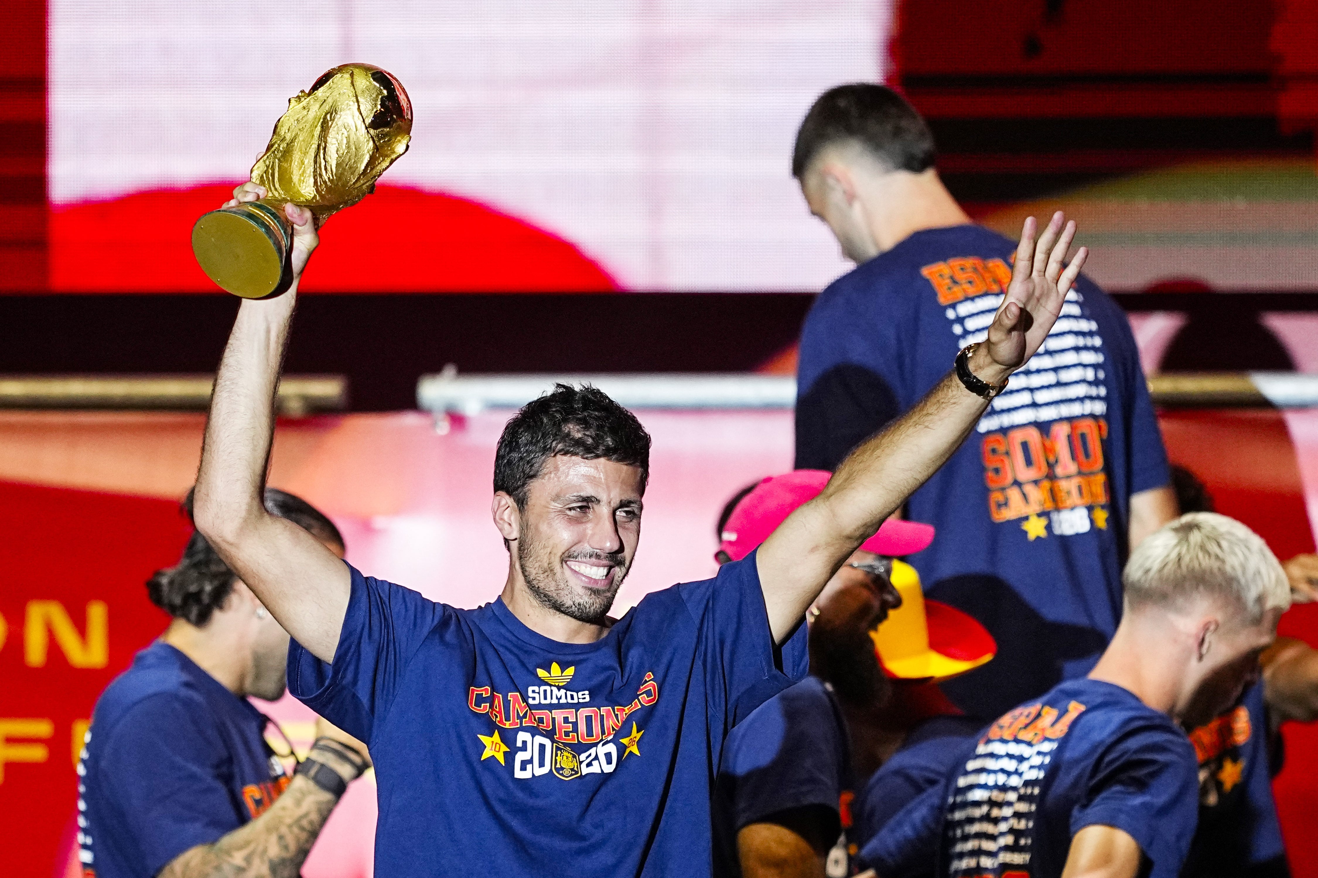 El mediocampista Rodri celebra durante el desfile tras obtener con la Selección de España el Mundial 2026, en julio pasado. Ahora su futuro está en el Barcelona.