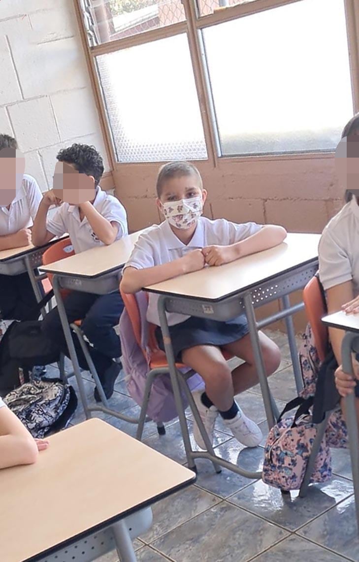 Keilyn regresó el 23 de febrero a la escuela. La niña se siente muy feliz y disfruta de aprender y compartir con sus compañeros. La mascarilla la usa para evitar cualquier contagio que podría afectar su salud.