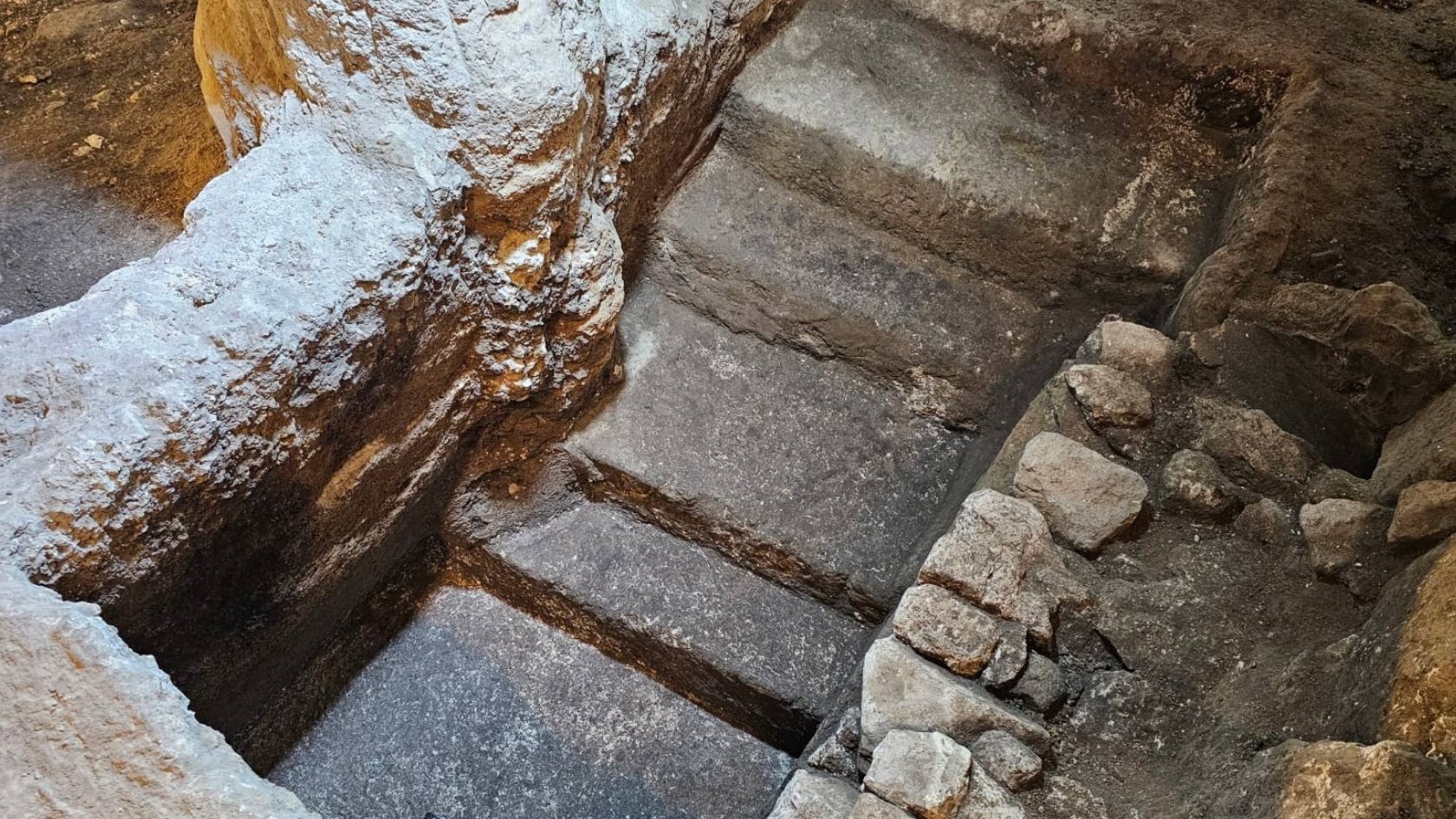 El baño de purificación apareció bajo la plaza del sitio sagrado y quedó vinculado con la destrucción romana de Jerusalén en tiempos del Segundo Templo.