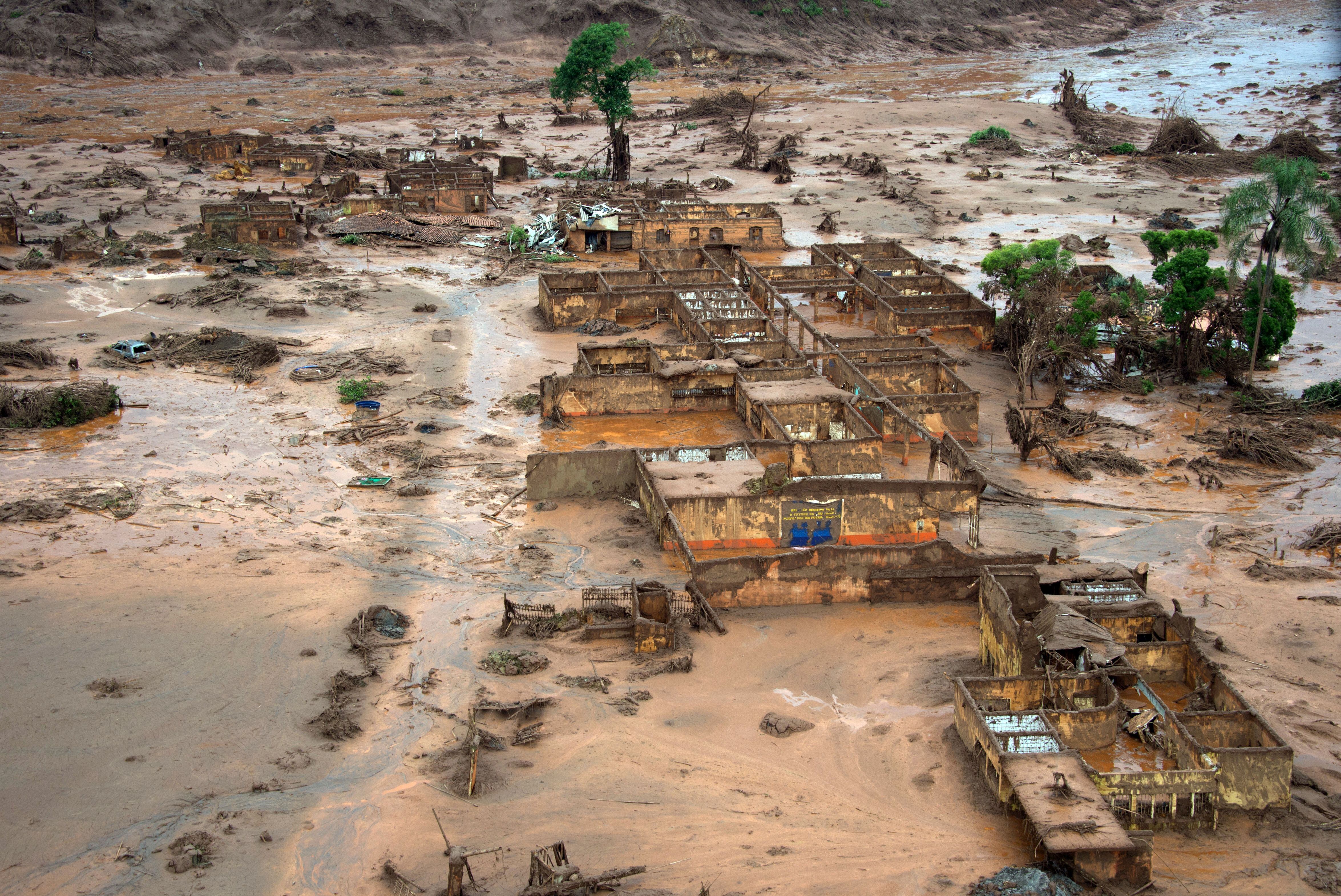 Vista aérea de los daños causados por la rotura de una represa en la aldea de Bento Rodrigues, en Mariana, estado de Minas Gerais, Brasil, el 6 de noviembre de 2015. Un tribunal británico dictaminó 10 años después que la gigante minera australiana BHP es responsable de uno de los peores desastres ambientales de Brasil. Fotografía: