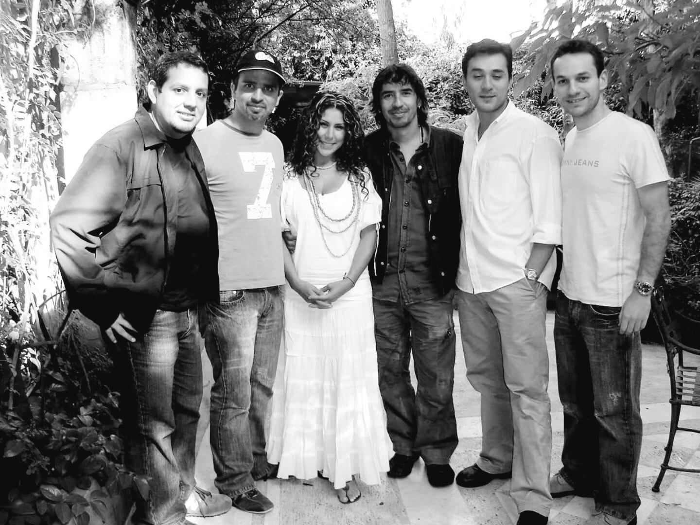 Daniel Moreno, de La Media Docena, recordó a Guillermo del Bosque con afecto. Compartió una fotografía junto a él, Vica Andrade y sus compañeros de la Media Docena durante una visita a México.