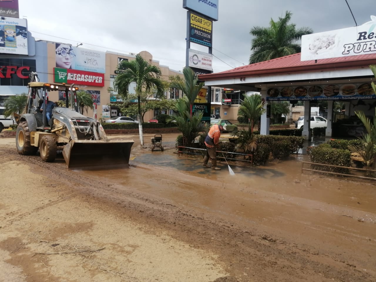 Con maquinaria municipal e hidrolavadoras, este martes en Jacó se buscaba remover el barro que inundó y destruyó muchos locales y casas. Foto: Cortesía Municipalidad de Garabiito.
