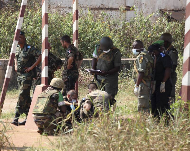 Soldados revisaban ayer la zona donde se hallaron restos humanos en una base militar en Bangui, en la República Centroafricana. | EFE