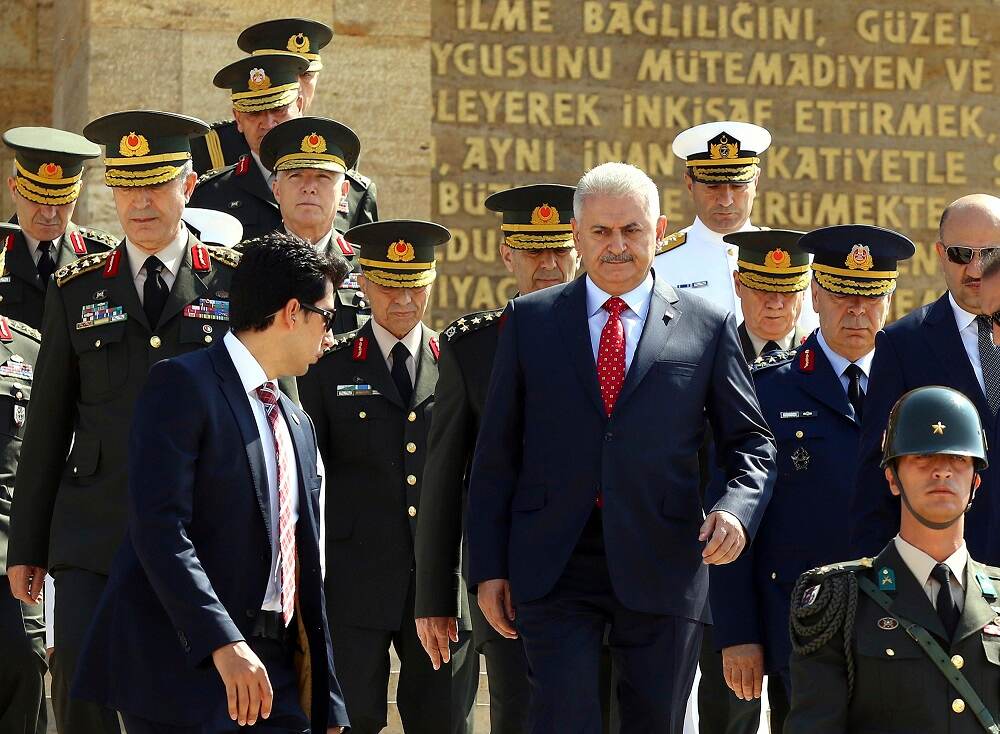 El primer ministro turco, Binali Yildirim (derecha), escoltado por un grupo de generales, asistió el jueves a la colocación de una ofrenda floral en el mausoleo del fundador de Turquía, Mustafá Kemal Atatürk, en Ankara.