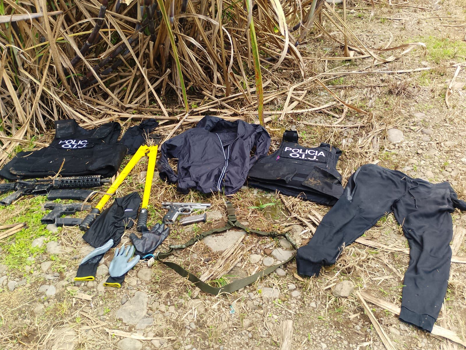 OIJ investiga hallazgo de armas y chalecos con su insignia en cañal de Turrialba