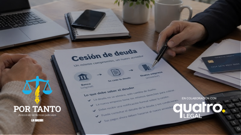 Infografía impresa sobre "Cesión de deuda" colocada sobre un escritorio de madera, señalada con un bolígrafo por una persona durante una reunión o consulta legal. Incluye los logos de "Por Tanto" (La Nación) y "Quatro Legal".