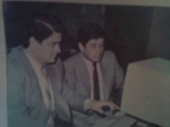 Guillermo Fernández (izquierda) junto a su hermano Lafitte en la redacción de 'La Nación'.