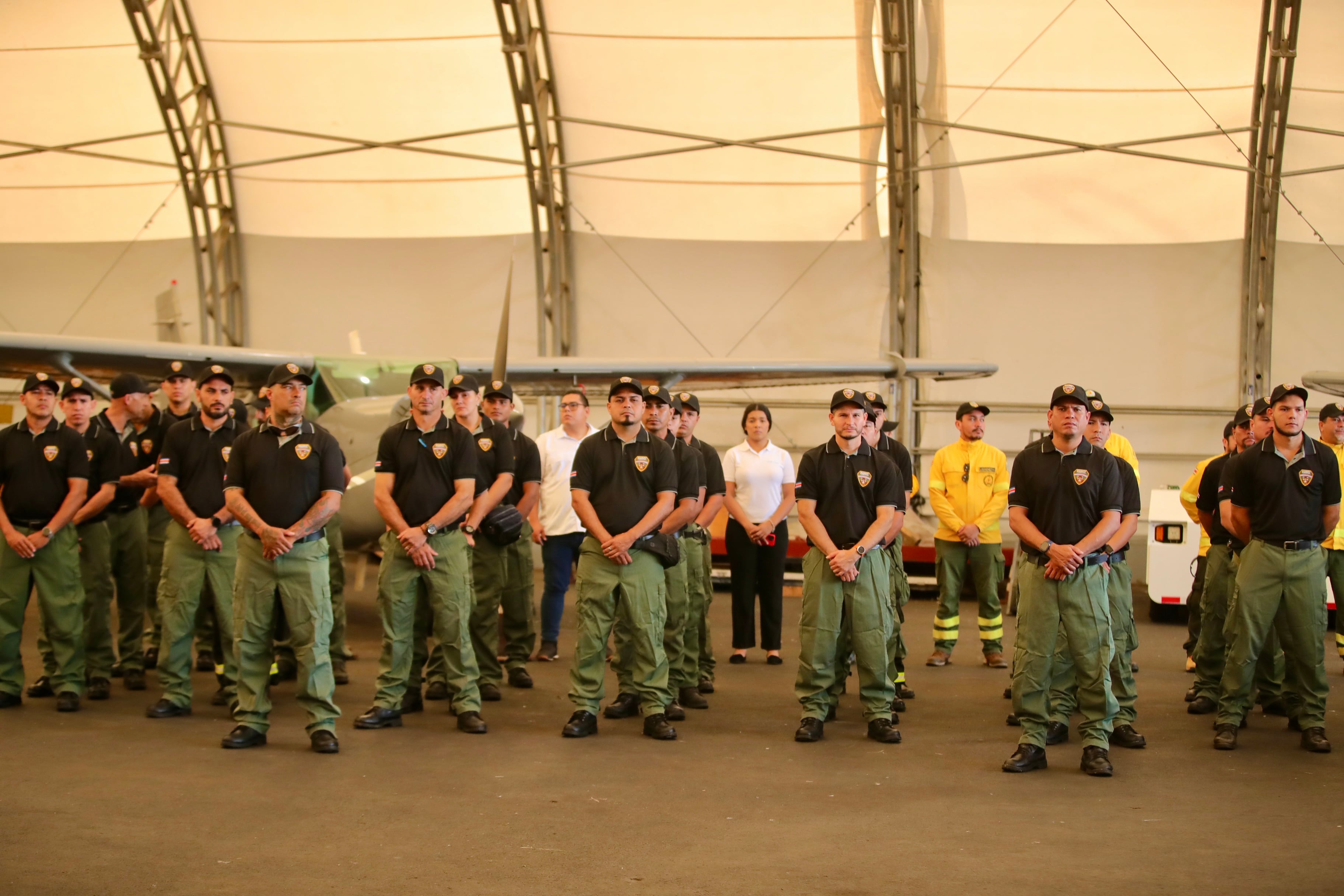 Bomberos forestales parten para Canadá