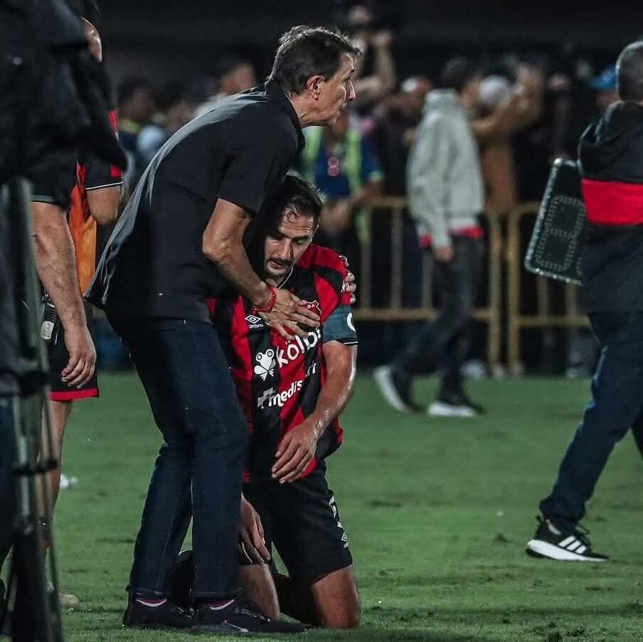 Alexandre Guimaraes consuela a su hijo Celso Borges tras la derrota de Alajuelense en la final contra Herediano