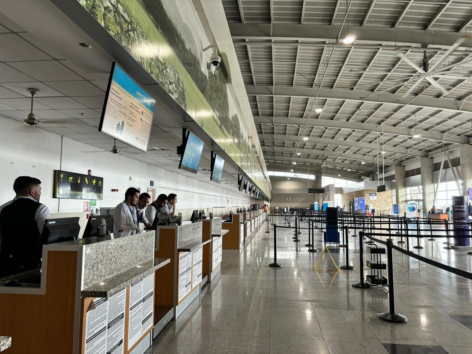 Así lucía el área de ingreso a la terminal este 15 de noviembre en el Aeropuerto Daniel Oduber en Liberia. La terminal permanecerá cerrada este sábado 16 de noviembre. Fotografía: Cortesía