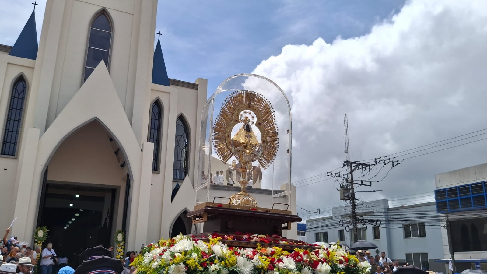 Pasada de la Negrita, saliendo de la catedral de Cartago.