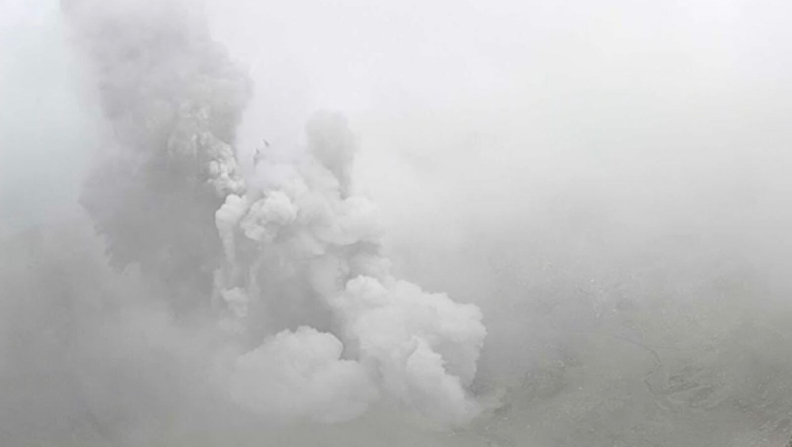 Volcán Poás registra erupción más grande los últimos meses. Expertos vinculan la actividad volcánica con las fuertes lluvias.