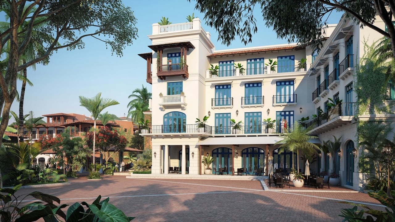 Vista del Hotel Santarena en Las Catalinas, Santa Cruz, Guanacaste, rodeado de jardines tropicales y arquitectura inspirada en el nuevo urbanismo, como parte del proyecto inmobiliario Beach Town.