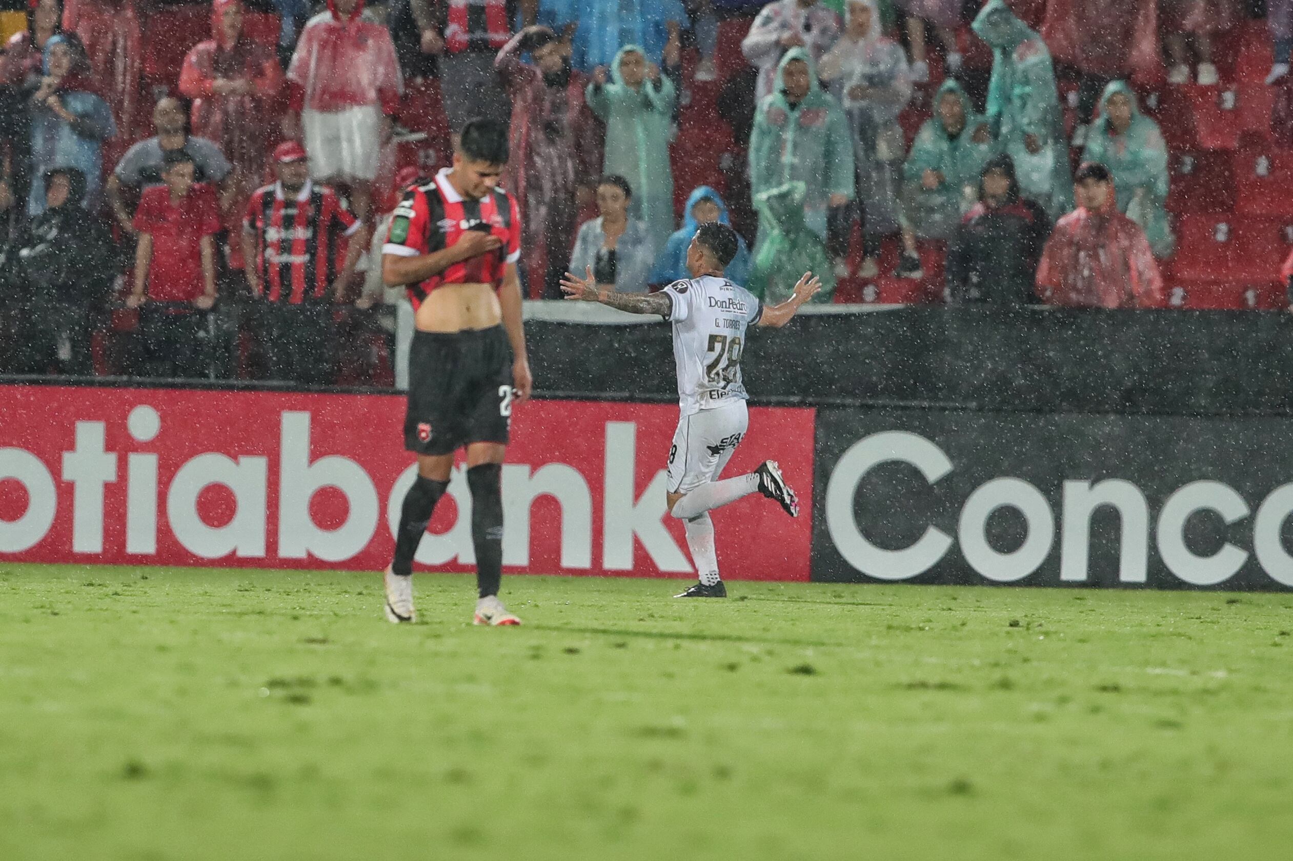 01/11/2023/ Juego entre Liga Deportiva Alajuelense vs Club Sport Herediano por el partido de vuelta de la la copa centroamericana de CONCACAF en el estadio Alejandro Morera Soto / Foto John Durán