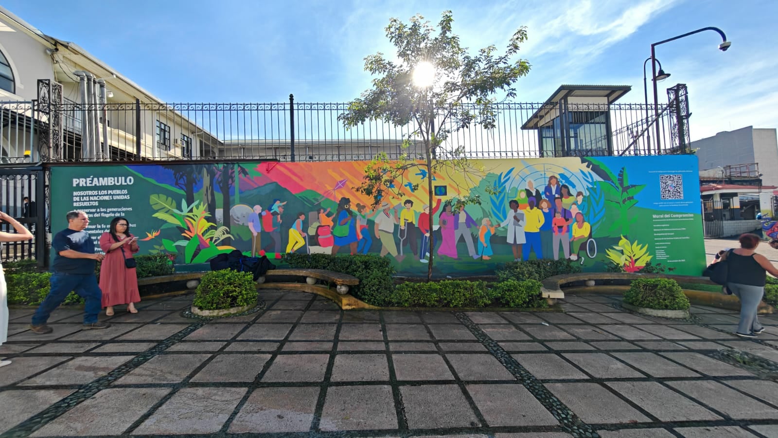 El 'Mural del compromiso' se inauguró este viernes 24 de octubre en San José, en conmemoración de 80 años de las Naciones Unidas. Fue creado por la artista Mariela Montoya.